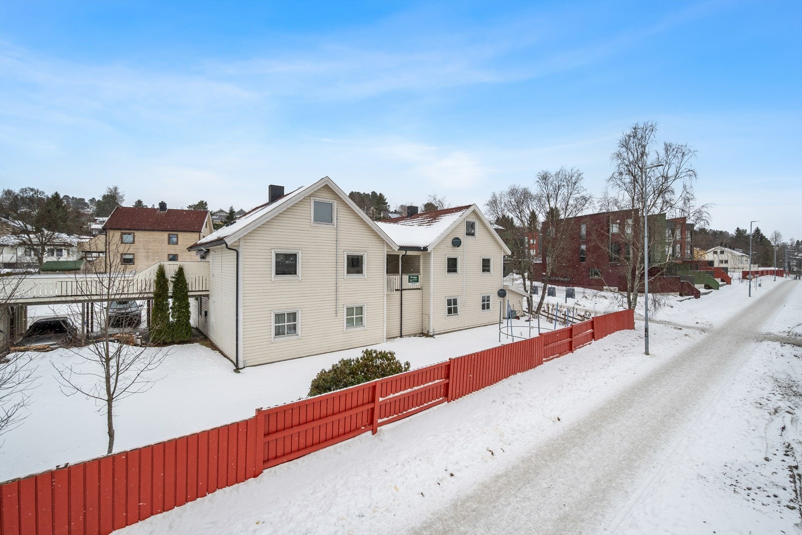 Her består kollektivtilbudet av buss og trikk. Det er gode bussforbindelser og nærmeste busstopp, Dalgård, ligger ca. 100m fra eiendommen. I rushtiden så går bussen hvert 10. min. mot sentrum. Galleribilde