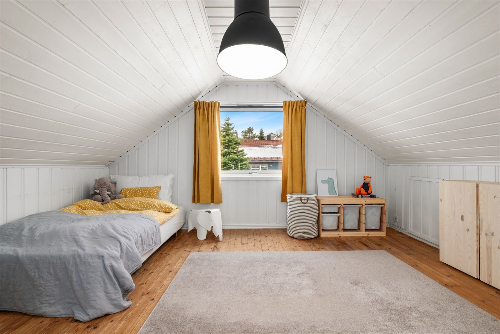 Opprinnelig godkjent oppholdsrom, innredet i dag soverom måler hele 13,5 kvm målbart areal. Her kan du møblere etter eget ønske. Galleribilde