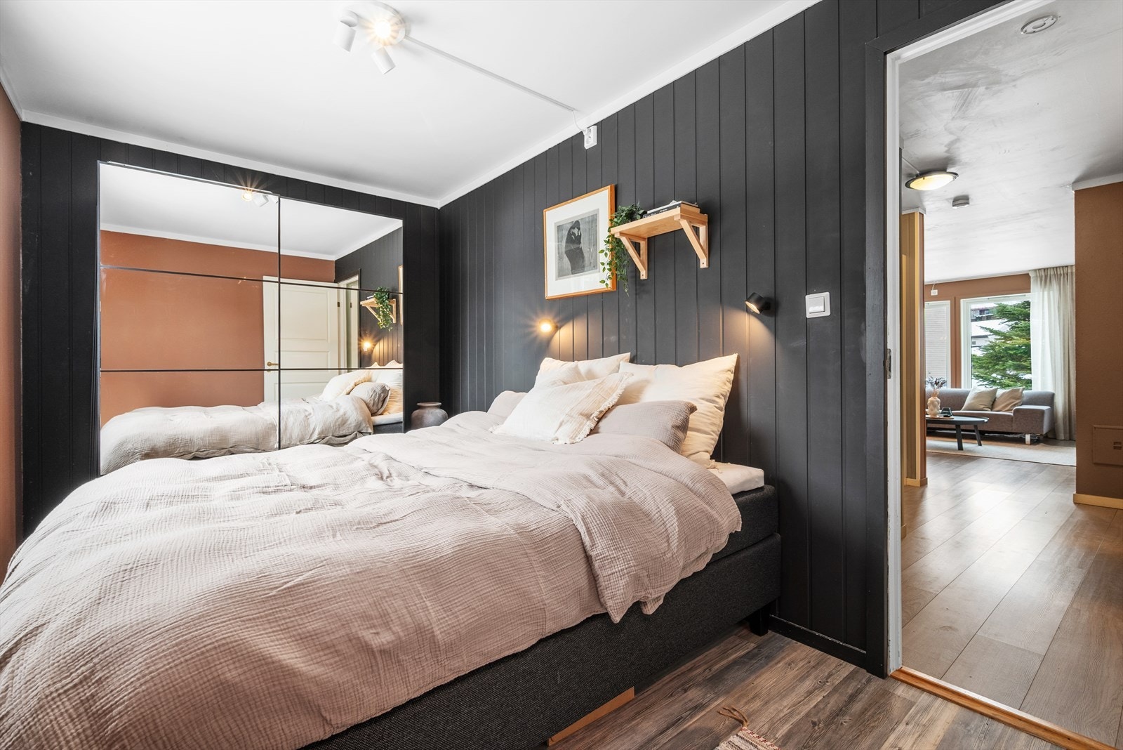 Hovedsoverommet har god plass til dobbeltseng og tilhørende møblement. Begge soverommene på hovedplanet er nylig malt opp i moderne og lune farger. Galleribilde