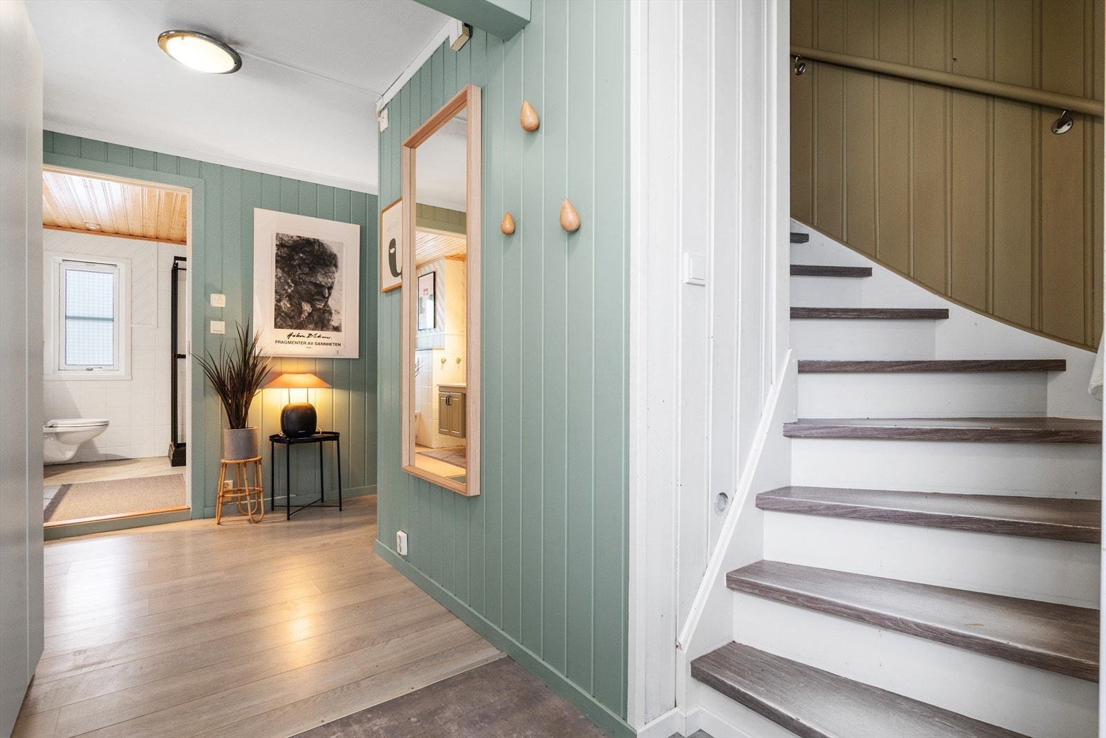 Vi beveger oss videre til loftetasjen, hvor du finner loftstue, opprinnelig godkjent oppholdsrom (innredet i dag som soverom) og et godkjent soverom. Galleribilde