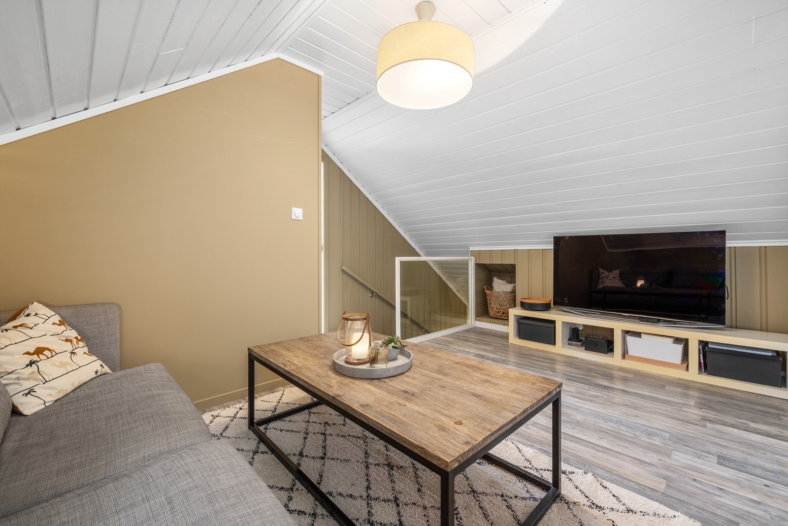 På loftet byr boligen på en lys og koselig loftstue, et ekstra oppholdsrom for lek, vennebesøk og avslapning. Galleribilde