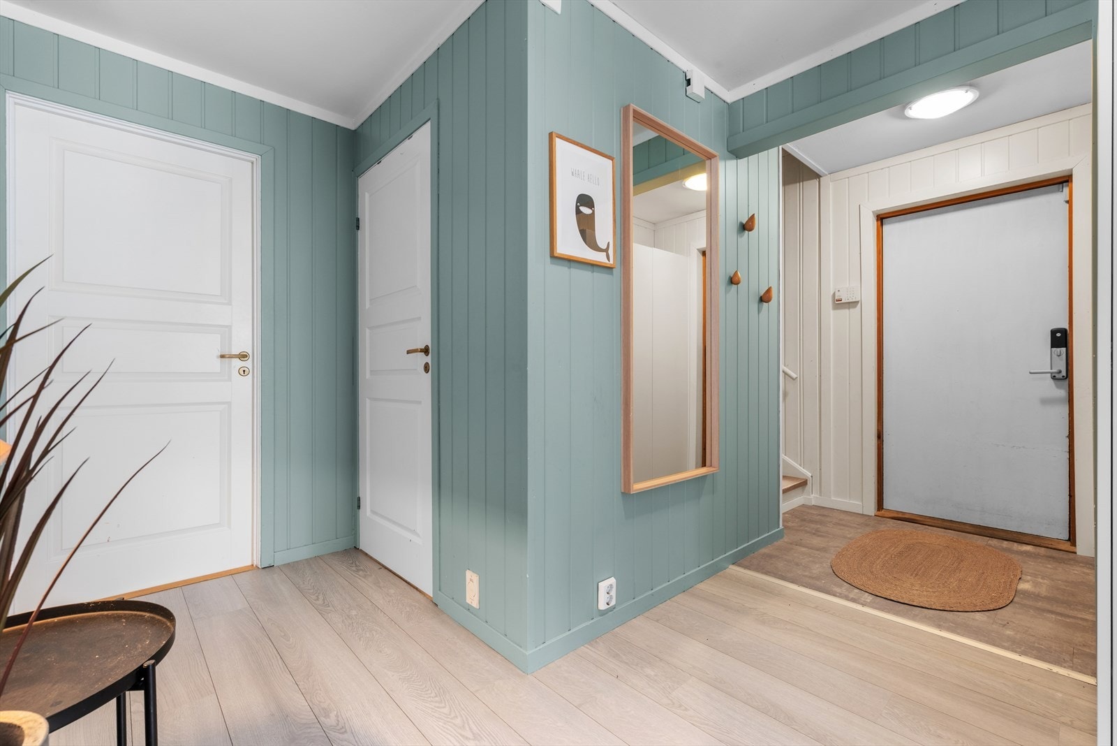 Boligen disponerer en egen carport med strømuttak, tilrettelagt for installasjon av elbillader, og p-plass bak bilen i carporten. Sameiet tilbyr også gjesteparkering på eiendommen. Galleribilde