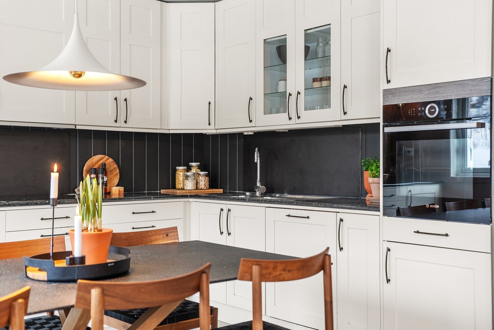 Kjøkkenet er utstyrt med integrert stekeovn, platetopp, oppvaskmaskin, kjøleskuffer og fryser. Galleribilde