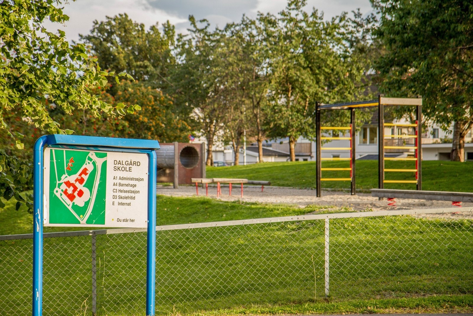Dalgård skole er skolekretsen til denne boligen, og ligger i gangavstand fra boligen. Det er i tillegg kort vei til barnehager, ungdomsskole, videregående skoler og dagligvarebutikker. Galleribilde