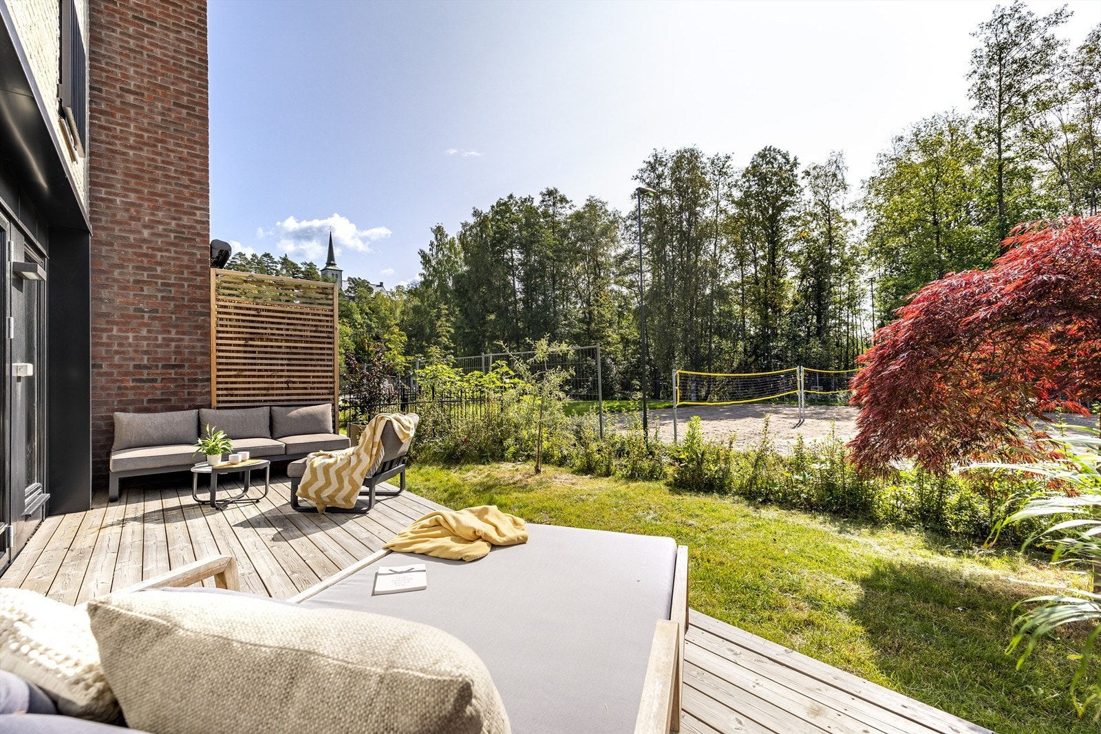 Grønne og fine omgivelser, hagen er avgrenset med hekk og beplantet med blant annet japansk lønnetre Galleribilde