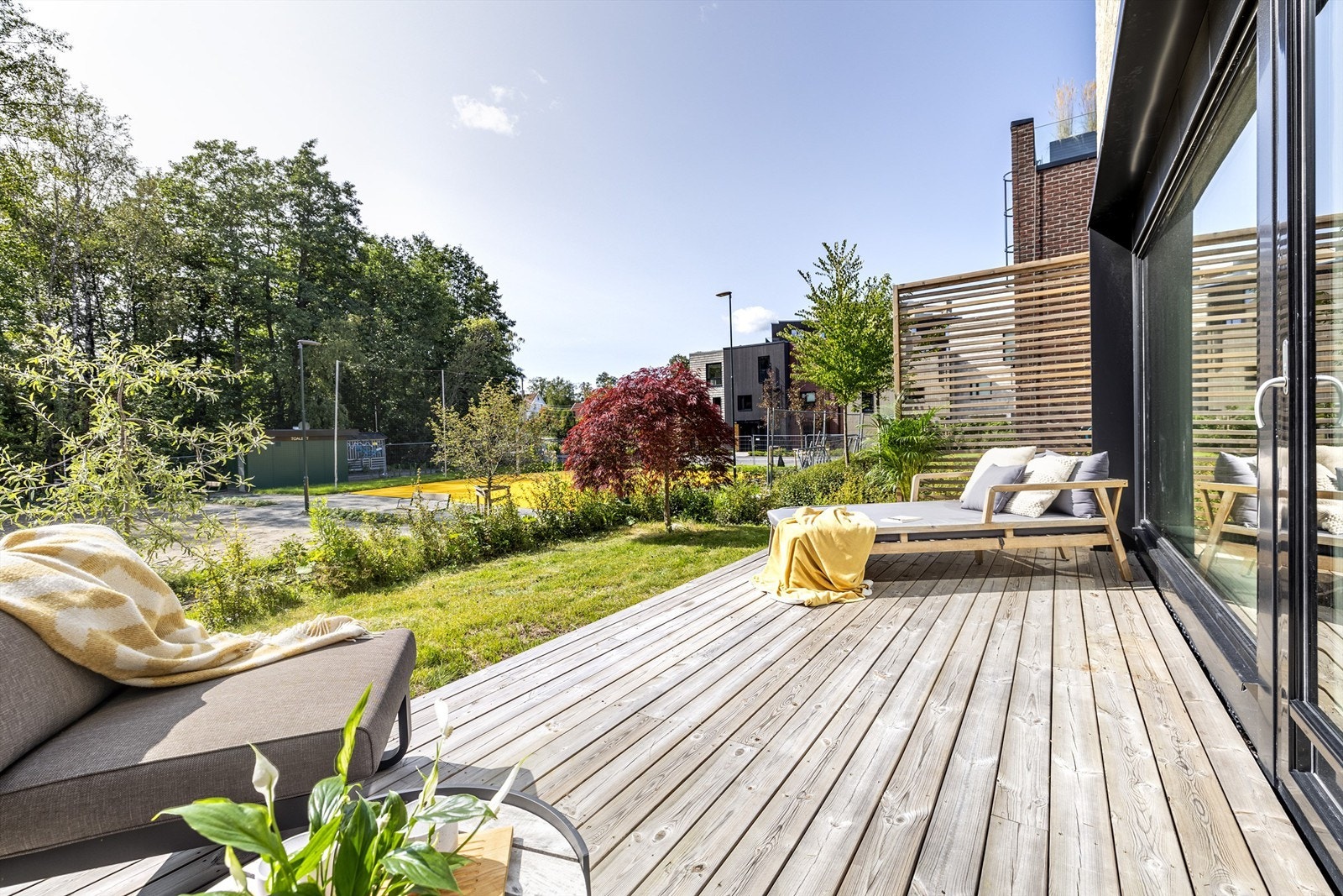 Dette townhuset har en meget fin beliggenhet og er orientert med uteplassen i luftige omgivelser mot Kolbotnvannet Galleribilde