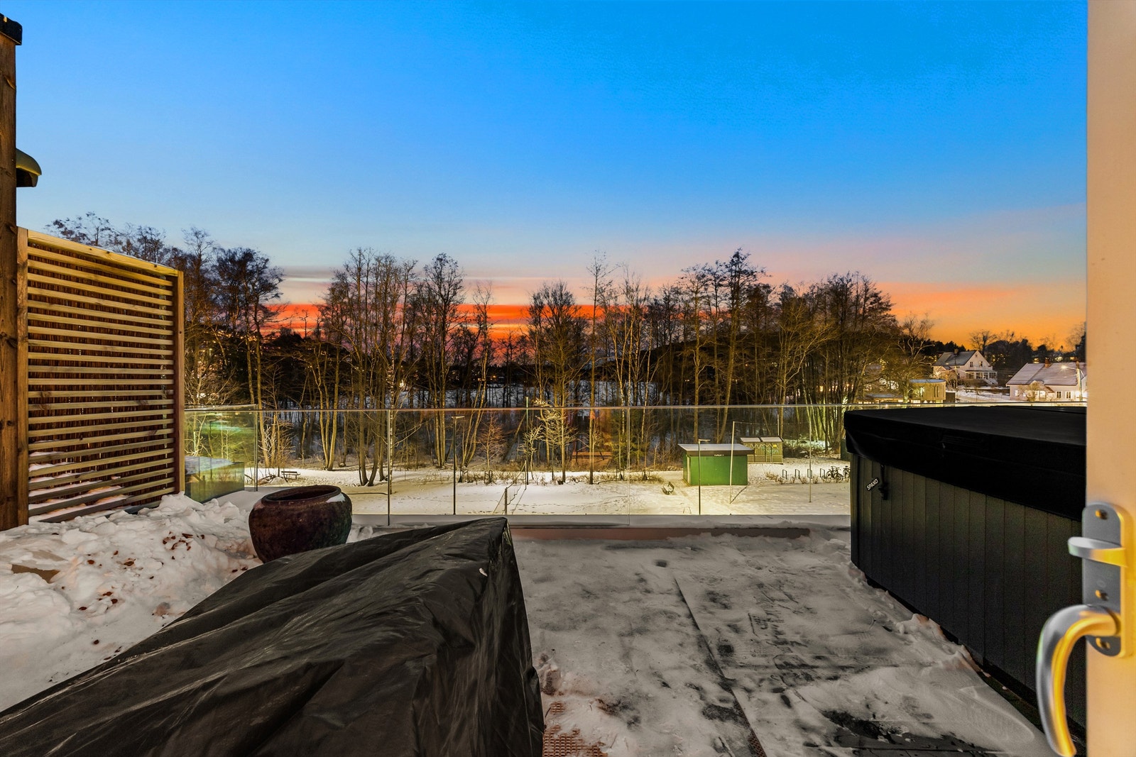 Kveldsstemning vinterstid på takterrassen Galleribilde