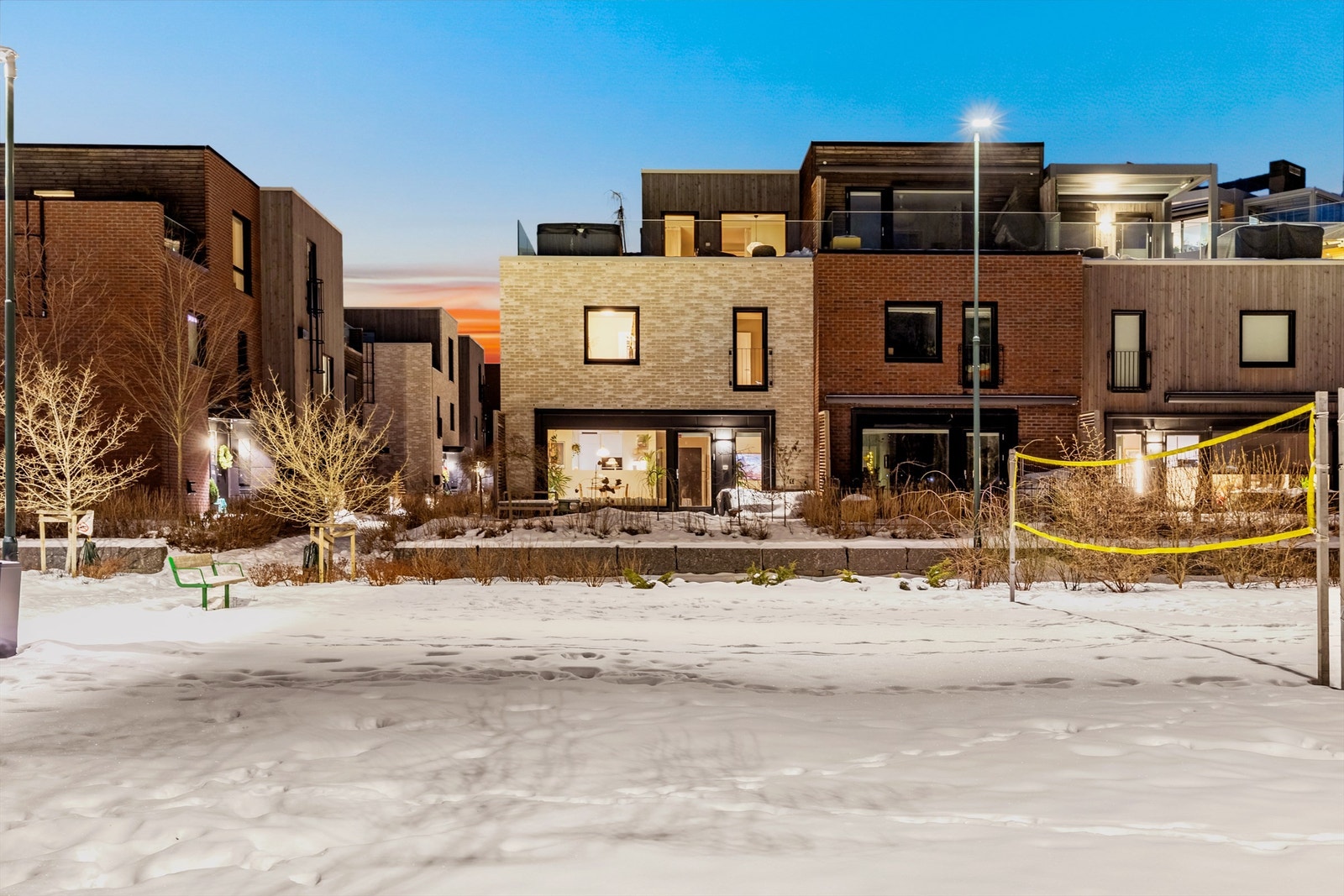 Fin beliggenhet som endehus på rekken orientert mot syd og Kolbotnvannet Galleribilde