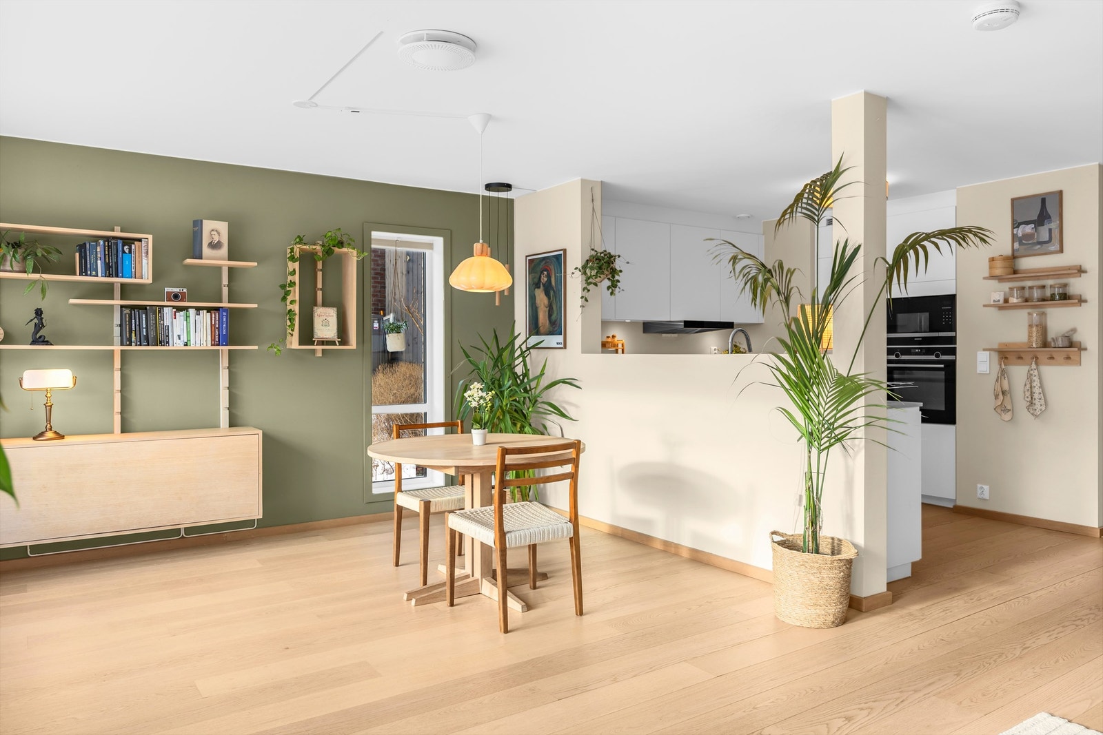 Stue med delvis åpen kjøkkenløsning Galleribilde