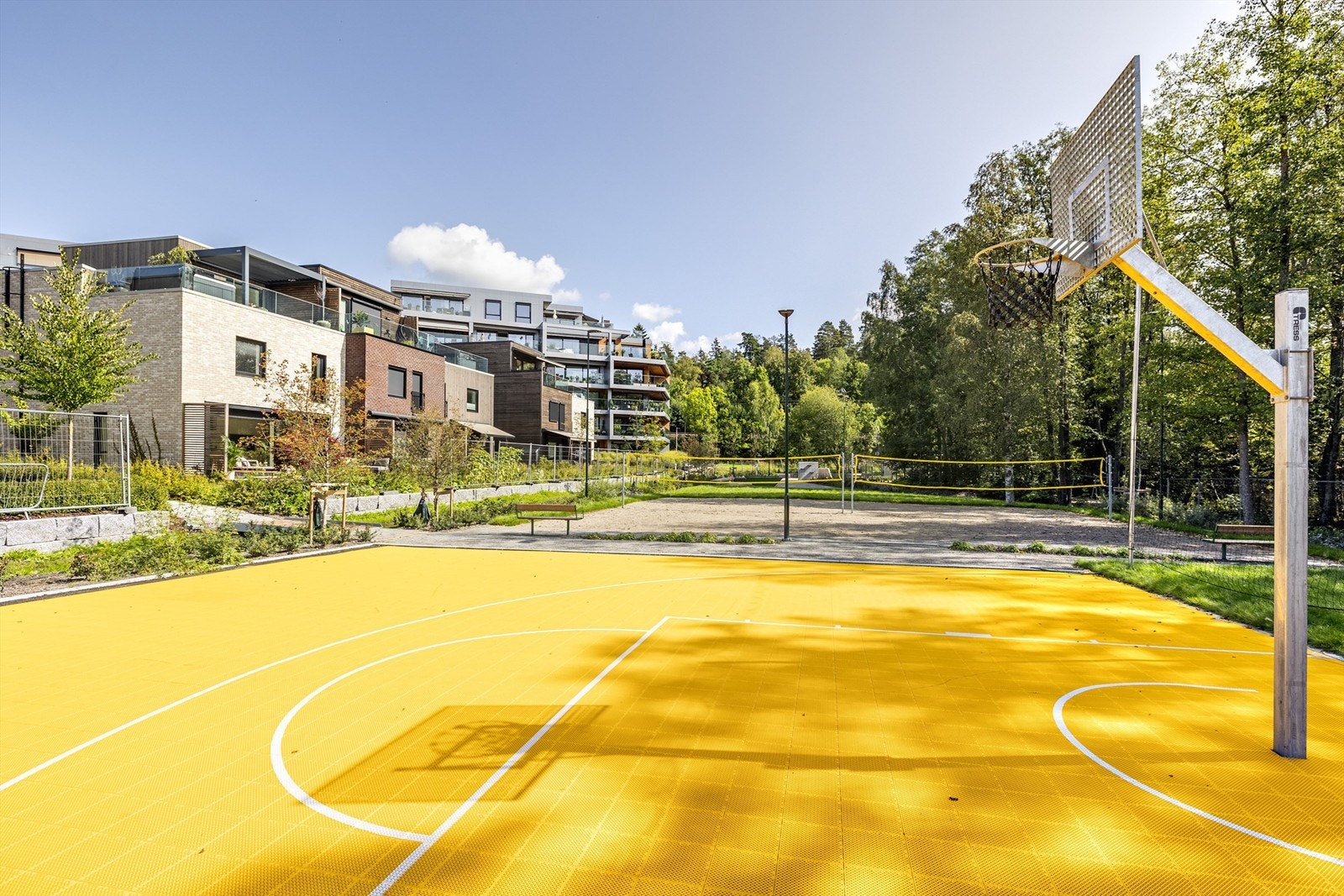 Basketballbane og sandvolleyballbane mellom Townhousene og Kolbotnvannet Galleribilde