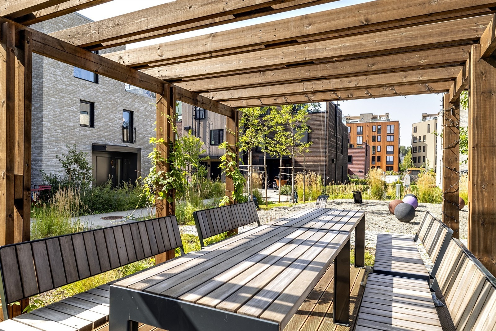 Pent opparbeidet fellesområder hvor man kan treffe naboer og hygge seg Galleribilde