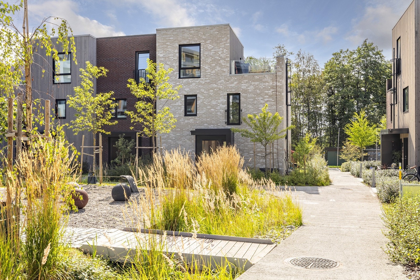 Velkommen til Theodor Hansens vei 7A - Et moderne townhouse i rekke fra 2021 med 2 stk garasjeplasser og nærhet til Kolbotn sentrum. Foto: Martin Johnson (Sommerbilder) og Oh Shots (Interiørbilder og vinterbilder) Galleribilde