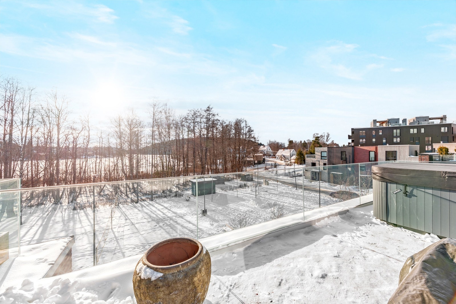 Utsikt fra takterrassen vinterstid - jacuzzi har vært oppvarmet året rundt Galleribilde