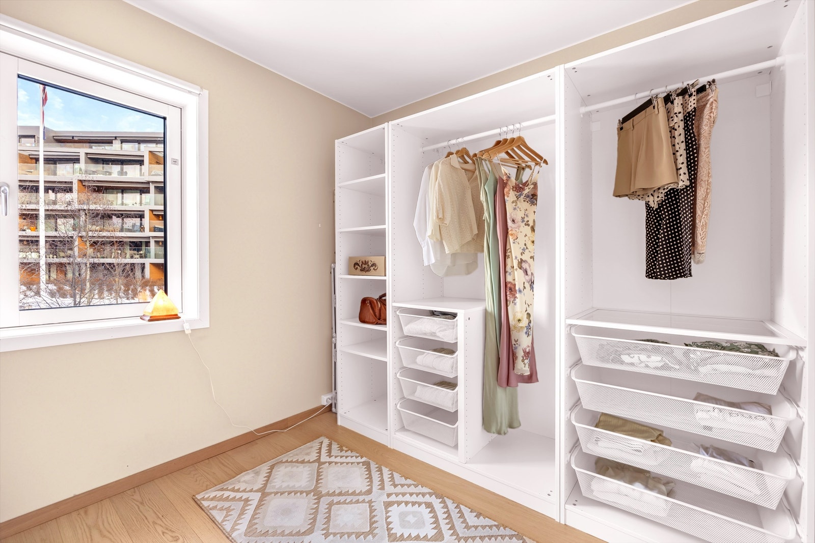 Soverom 2/er innredet som omkledningsrom Galleribilde