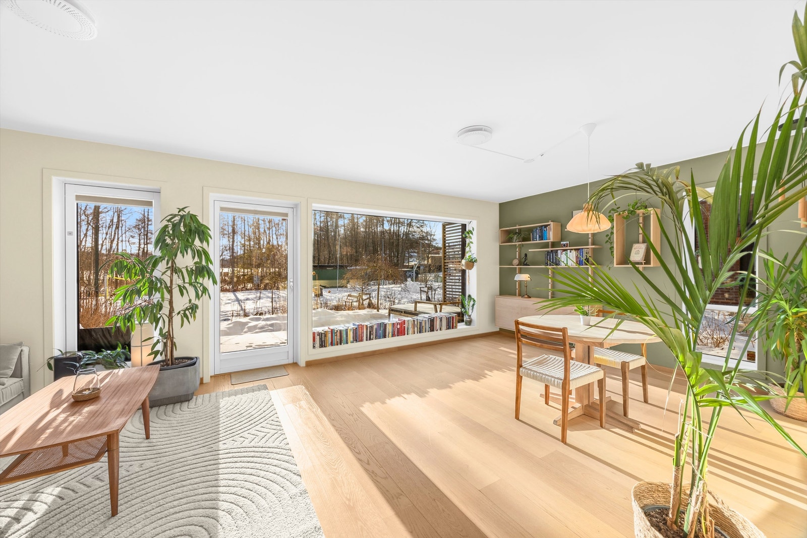 Stuen har gode lysforhold og oppleves lys og luftig Galleribilde