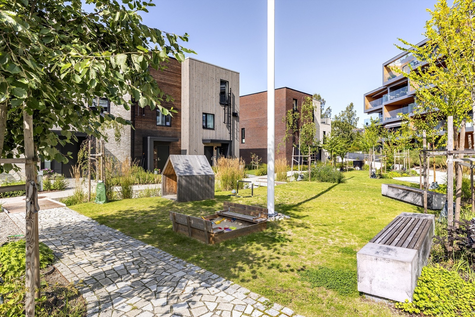 Pent opparbeidet fellesarealer - Perfekt bolig for småbarnsfamilier med diverse leketilbud på tunet Galleribilde