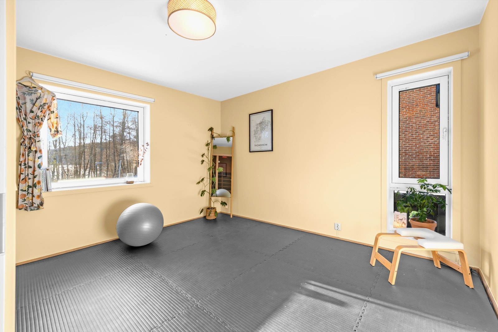 Soverom 4/ innredet som treningsrom hvor Judomatter til trening kan medfølge boligen om ønskelig Galleribilde