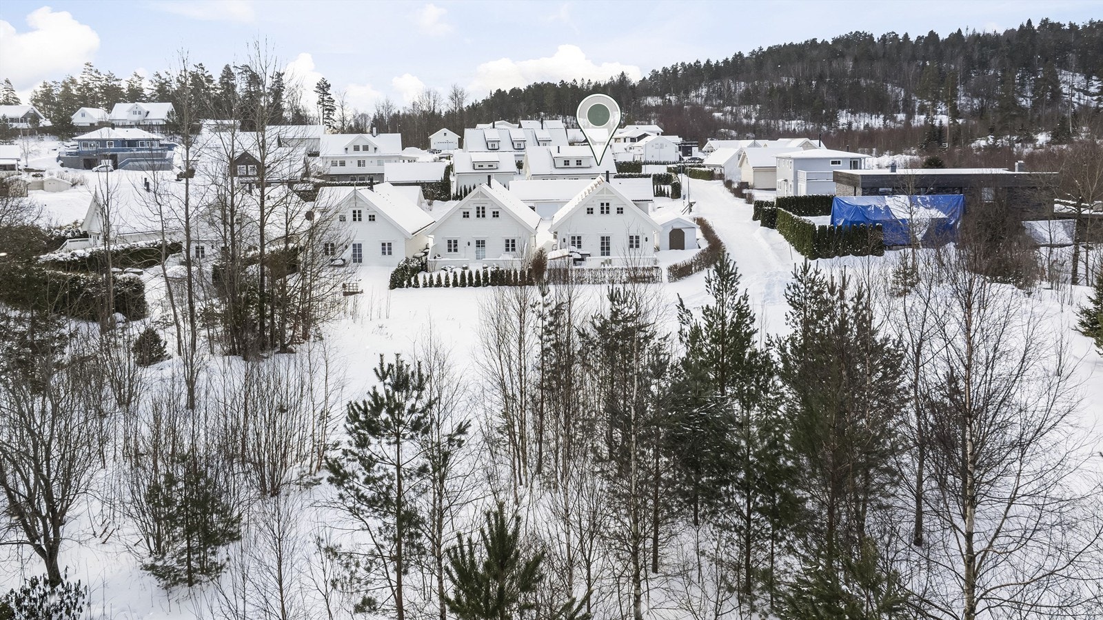 Stiåsen 29 ligger i et attraktivt og barnevennlig boligområde i hyggelige Kodal, kun 15 minutter fra Sandefjord sentrum. Her bor du i rolige og naturnære omgivelser, med kort vei til skole, barnehage og flotte turmuligheter året rundt. Galleribilde