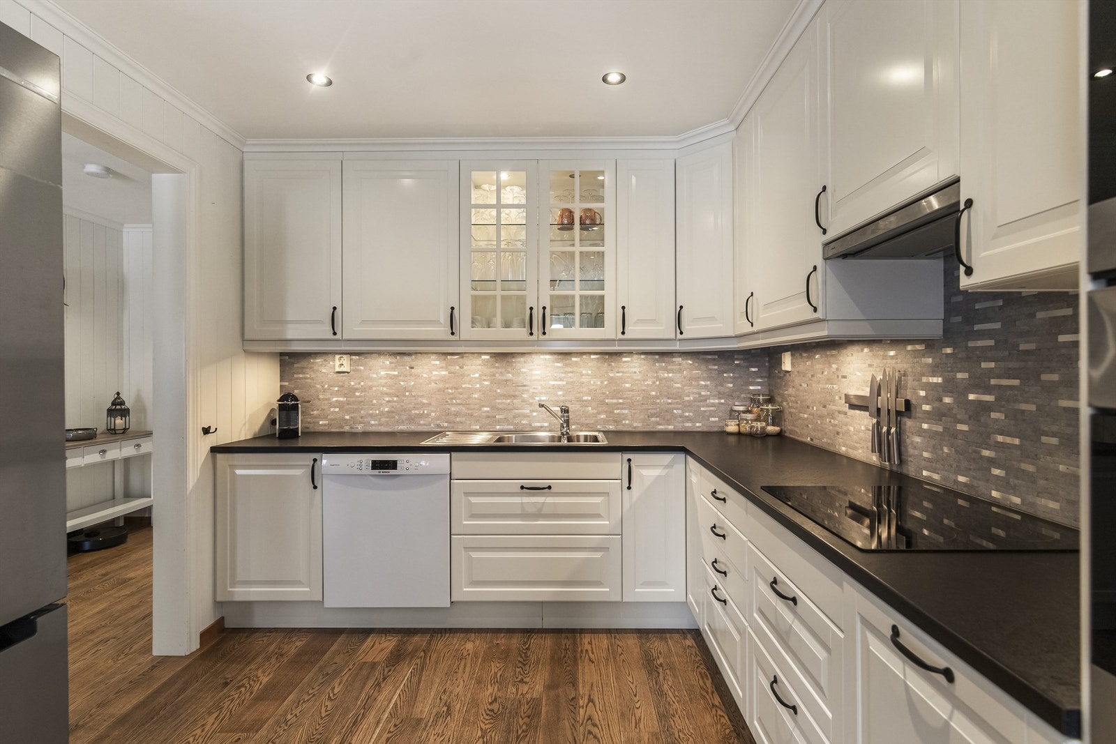 Lyst og innbydende rom for matlaging og samvær. Galleribilde