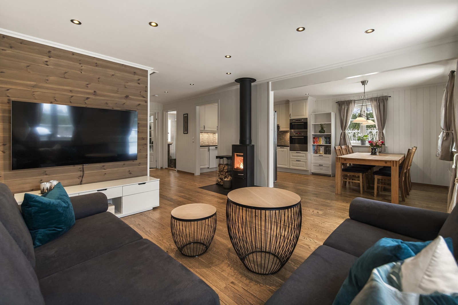 Fin og romslig stue med gode møbleringsmuligheter Galleribilde