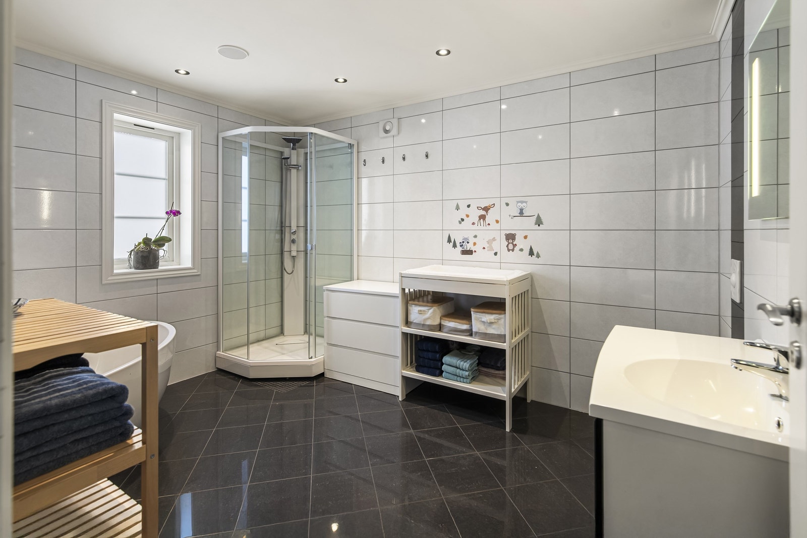 Elegant og funksjonelt baderom med god plass. Galleribilde