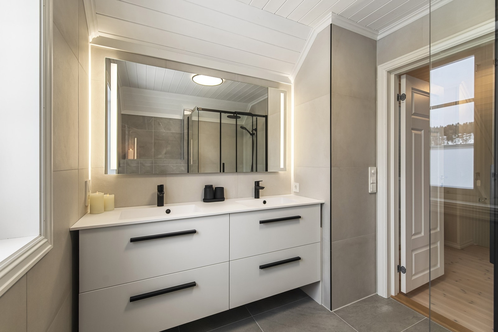 Badet har også god skapplass som gir praktisk oppbevaring og bidrar til et ryddig uttrykk. Galleribilde