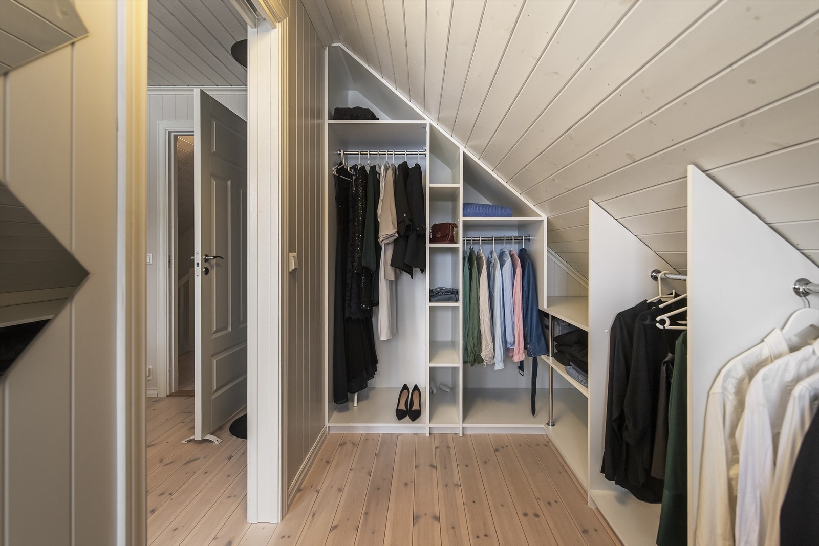 Funksjonelt og ryddig walk-in closet. Galleribilde