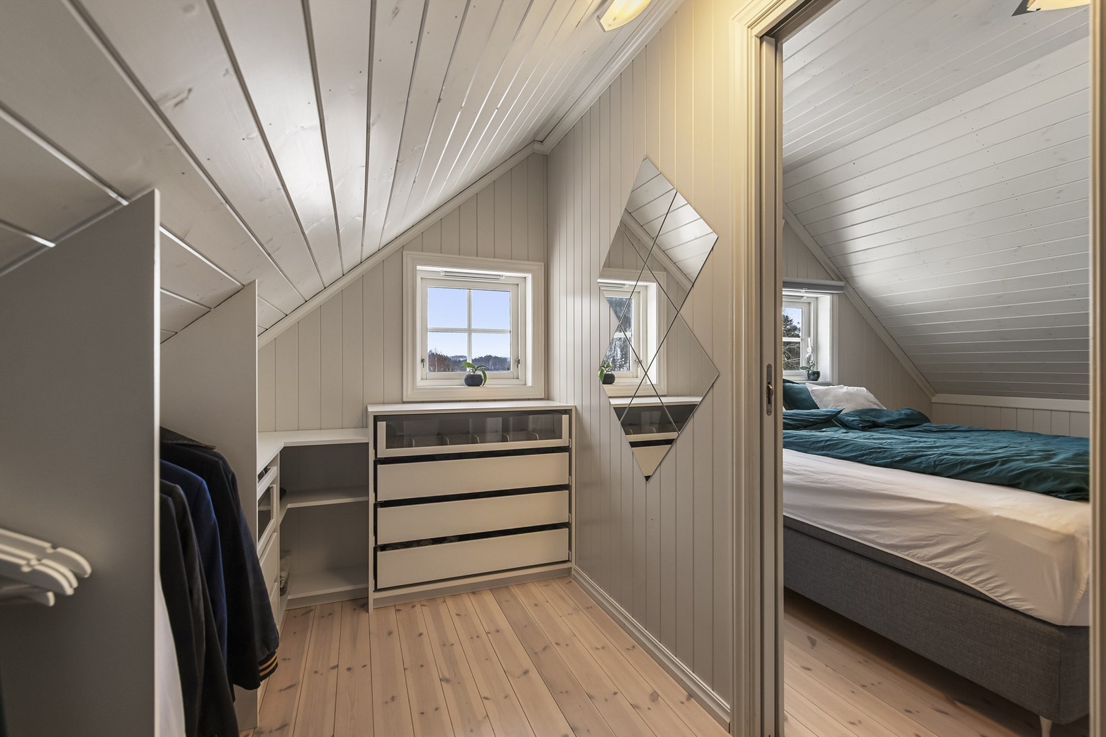 Romslige hyller og skuffer for enkel organisering. Galleribilde