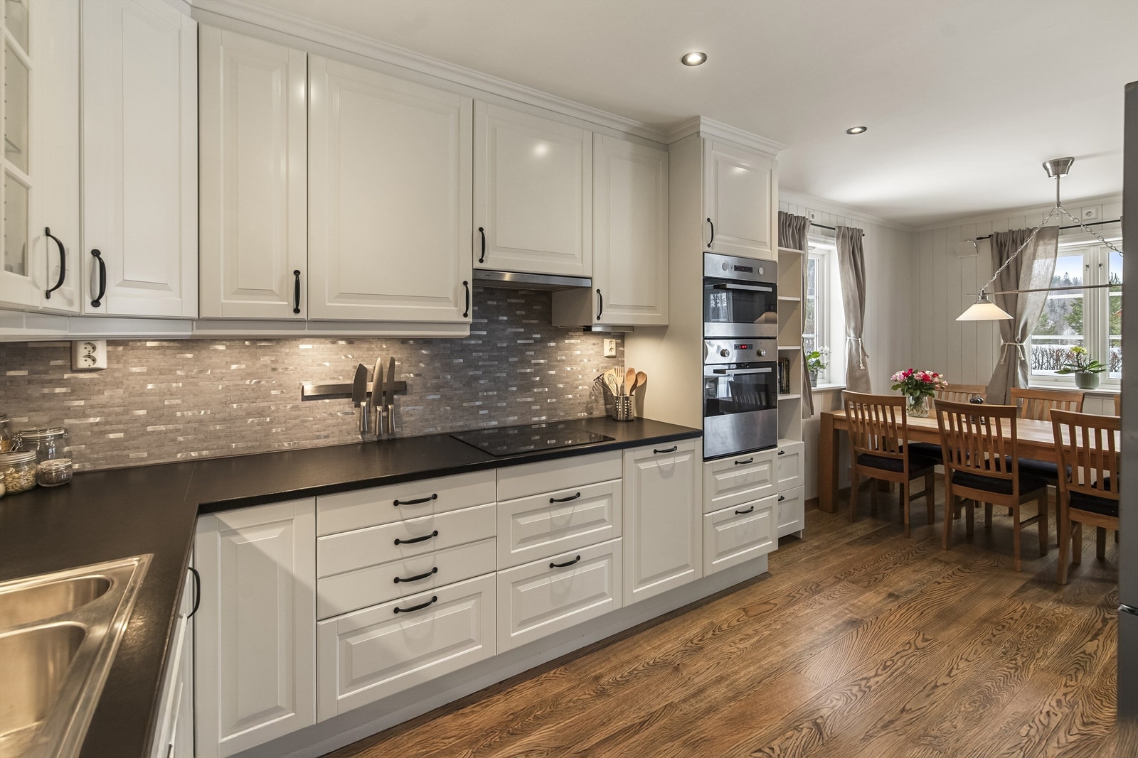 Godt med både skap og benkplass Galleribilde