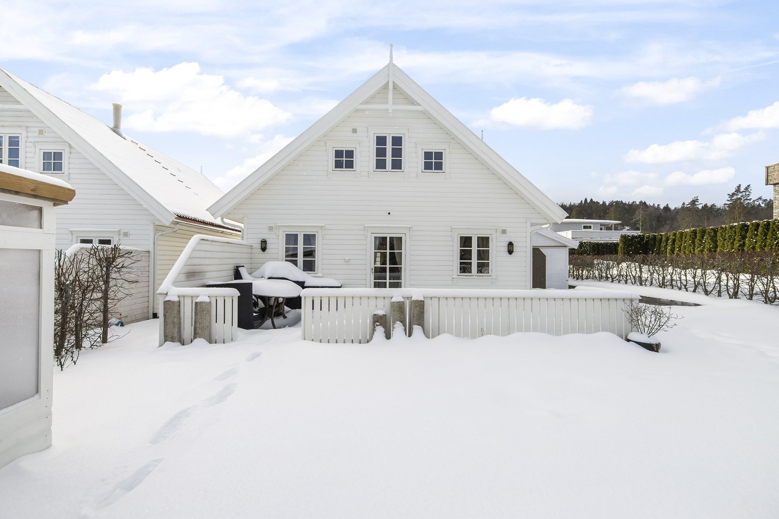 Romslig uteplass med gode solforhold og plass til aktiviteter. Galleribilde