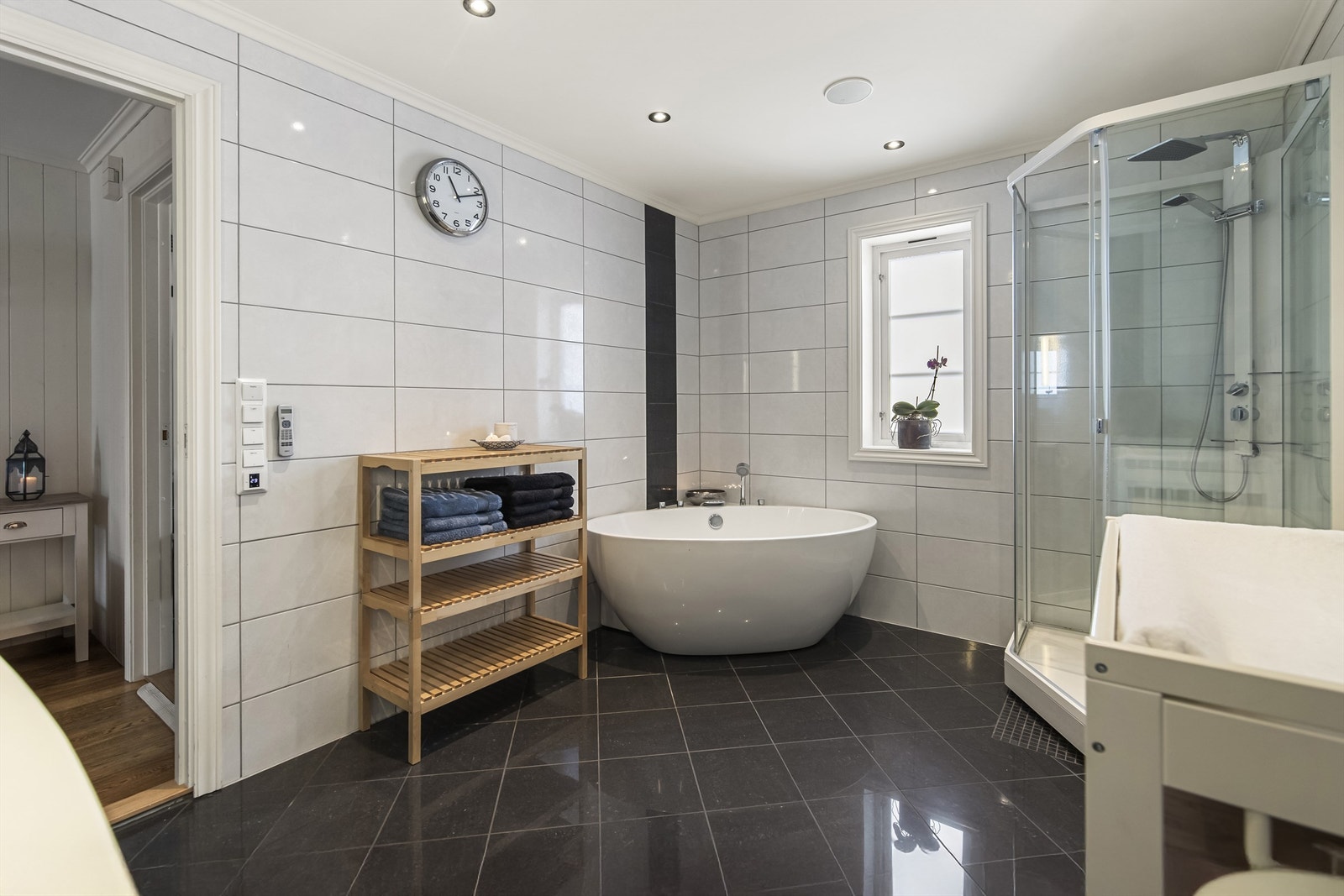 Flislagt bad med varme i gulvet for ekstra komfort. Galleribilde