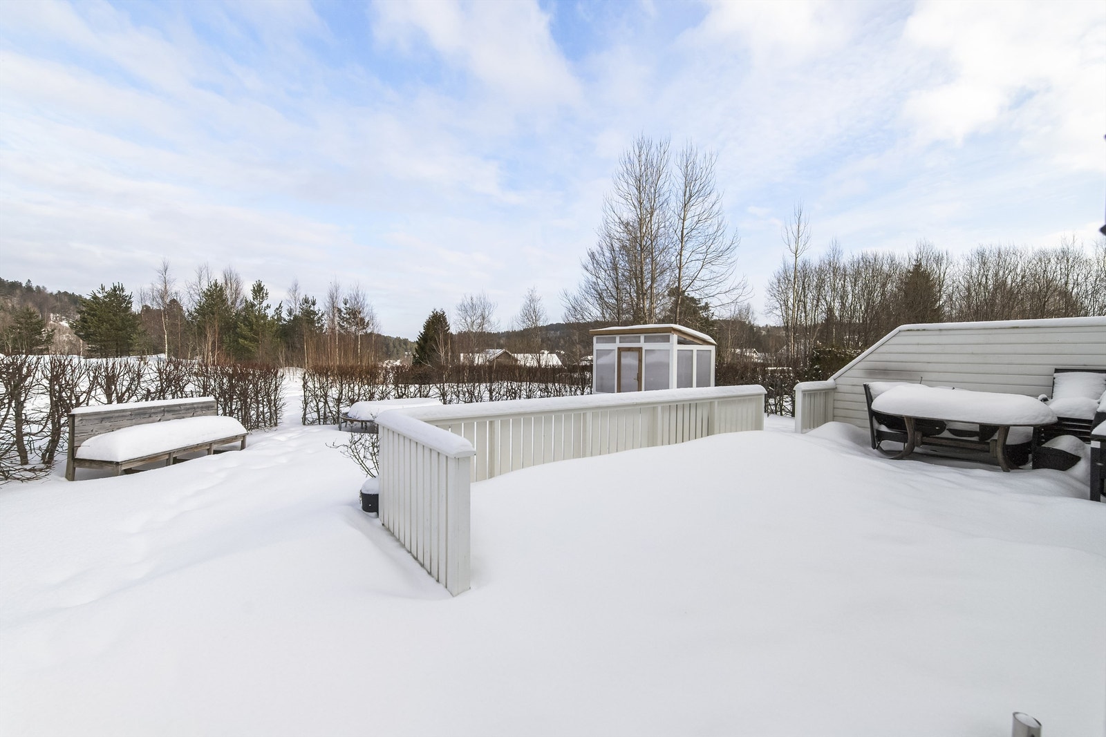 Skjermet og flott uteplass. Solrikt. Galleribilde