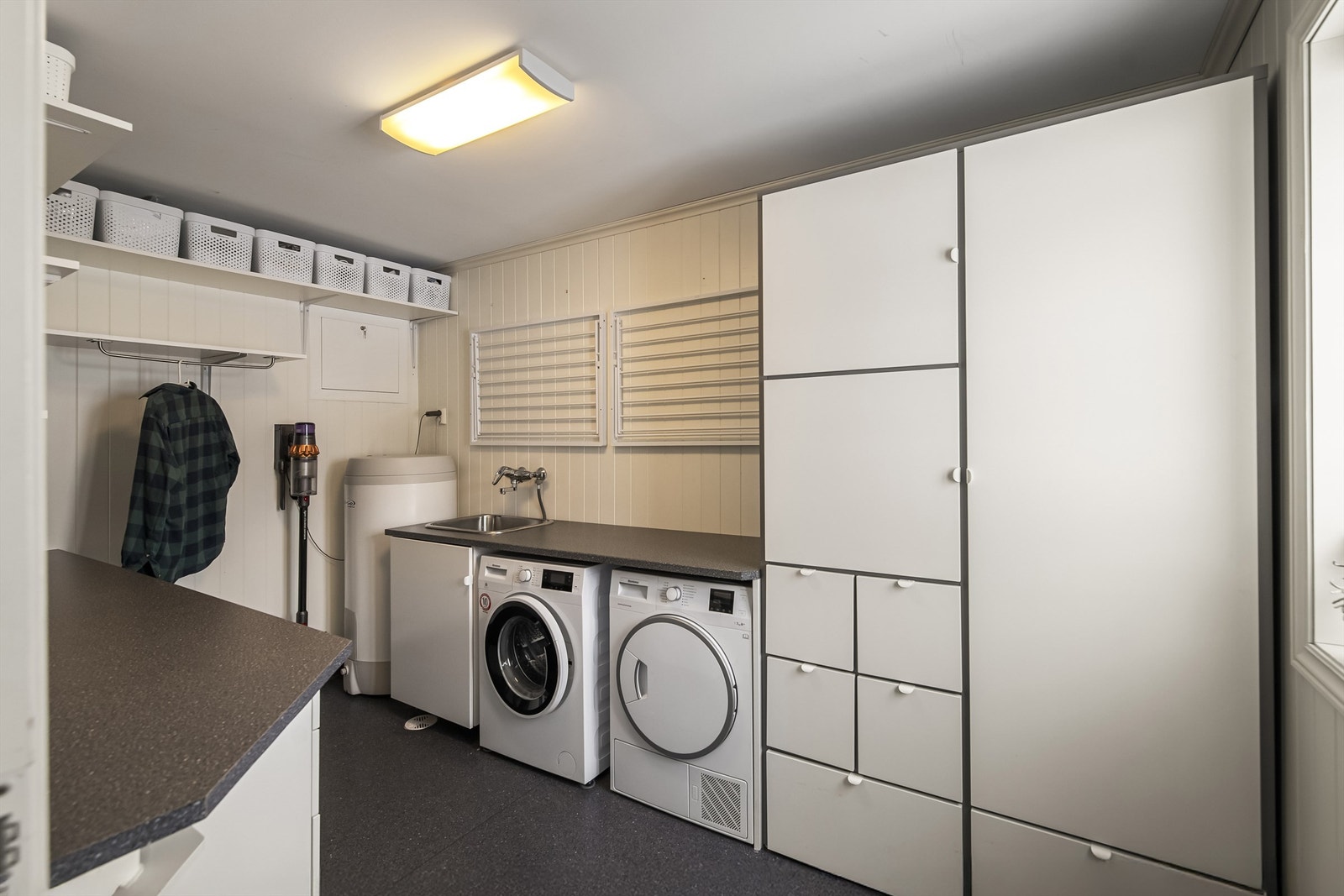 Praktisk og ryddig vaskerom med smarte løsninger. Galleribilde