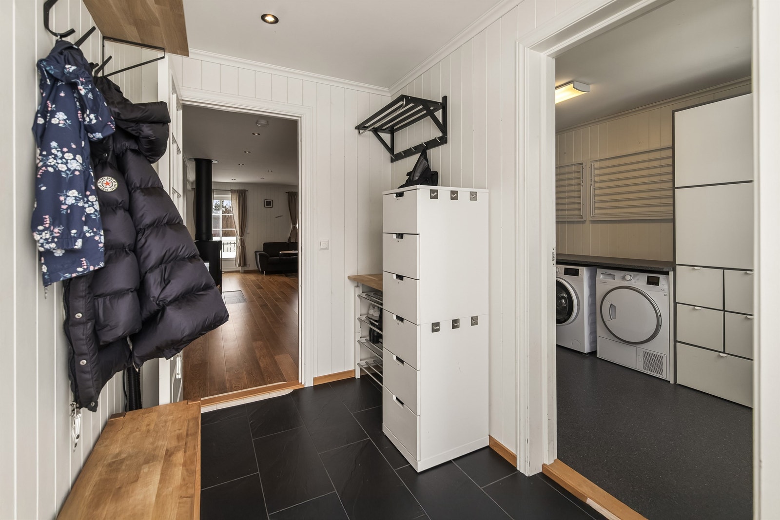 Romslig entre med gode oppbevarings muligheter og med tilknytning til et praktisk vaskerom Galleribilde