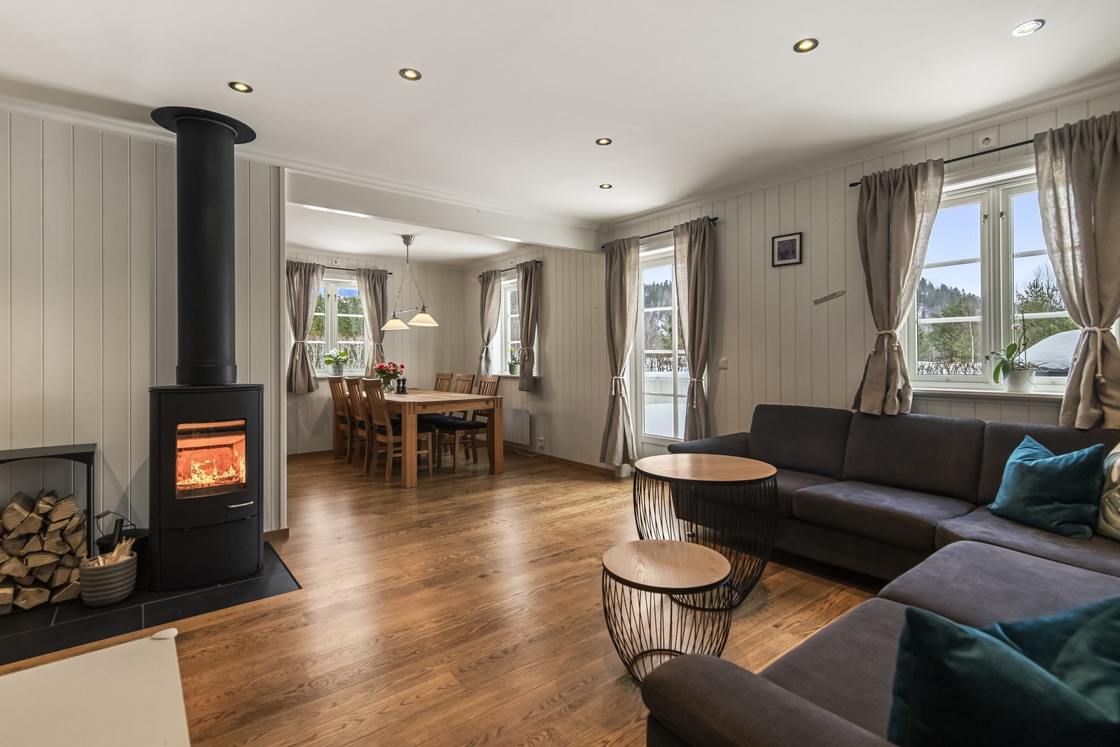 De store vindusflatene slipper inn mye naturlig sollys som gir en lys og lett atmosfære. Galleribilde