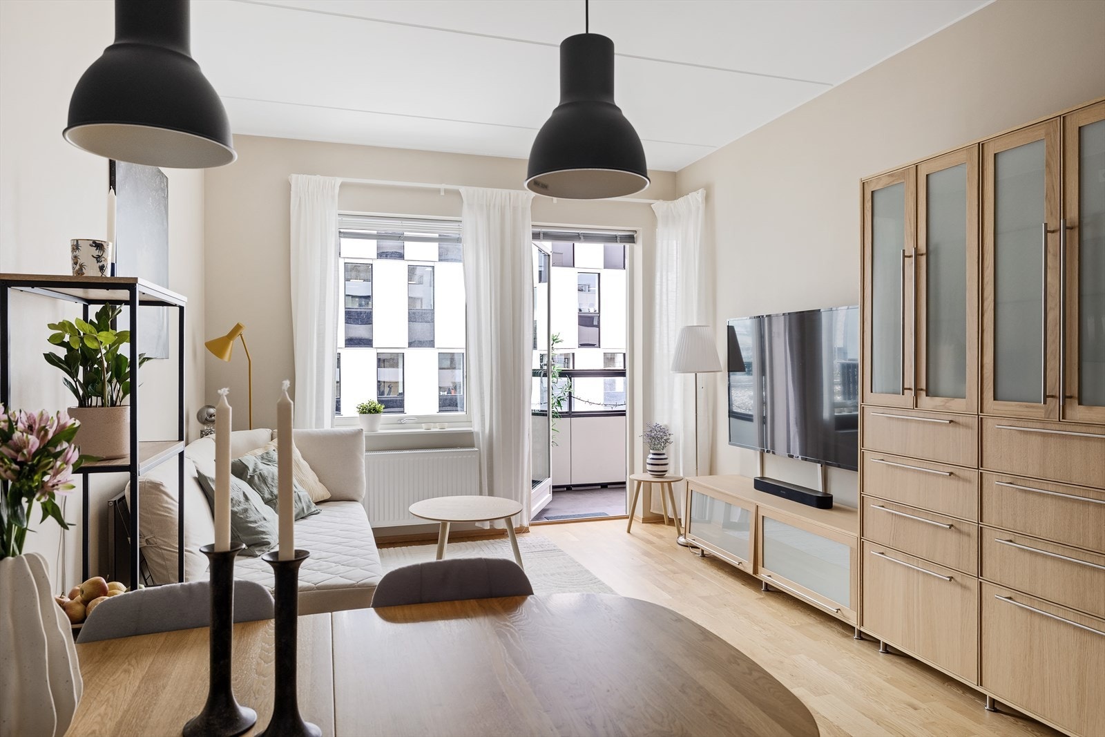 Stue med store vindusflater og god plass til oppbevaring. Galleribilde