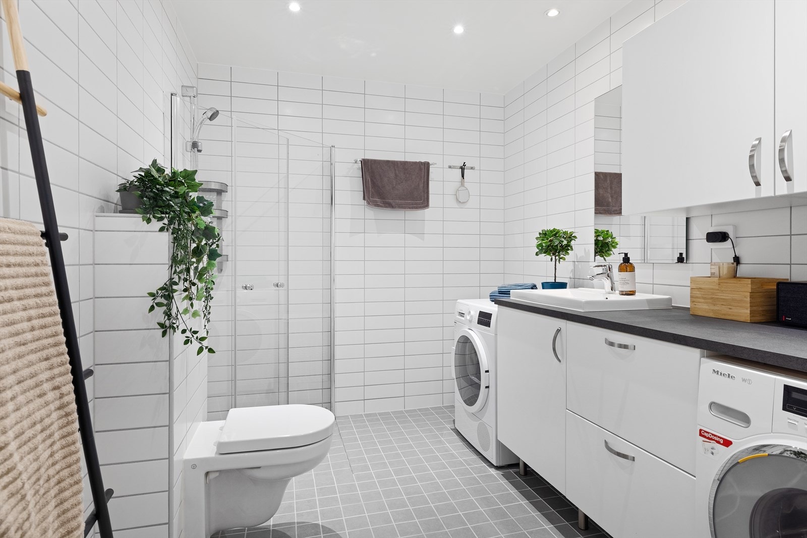 Bad fra annen vinkel - god benkeplass og løsning for vask/oppbevaring. Galleribilde