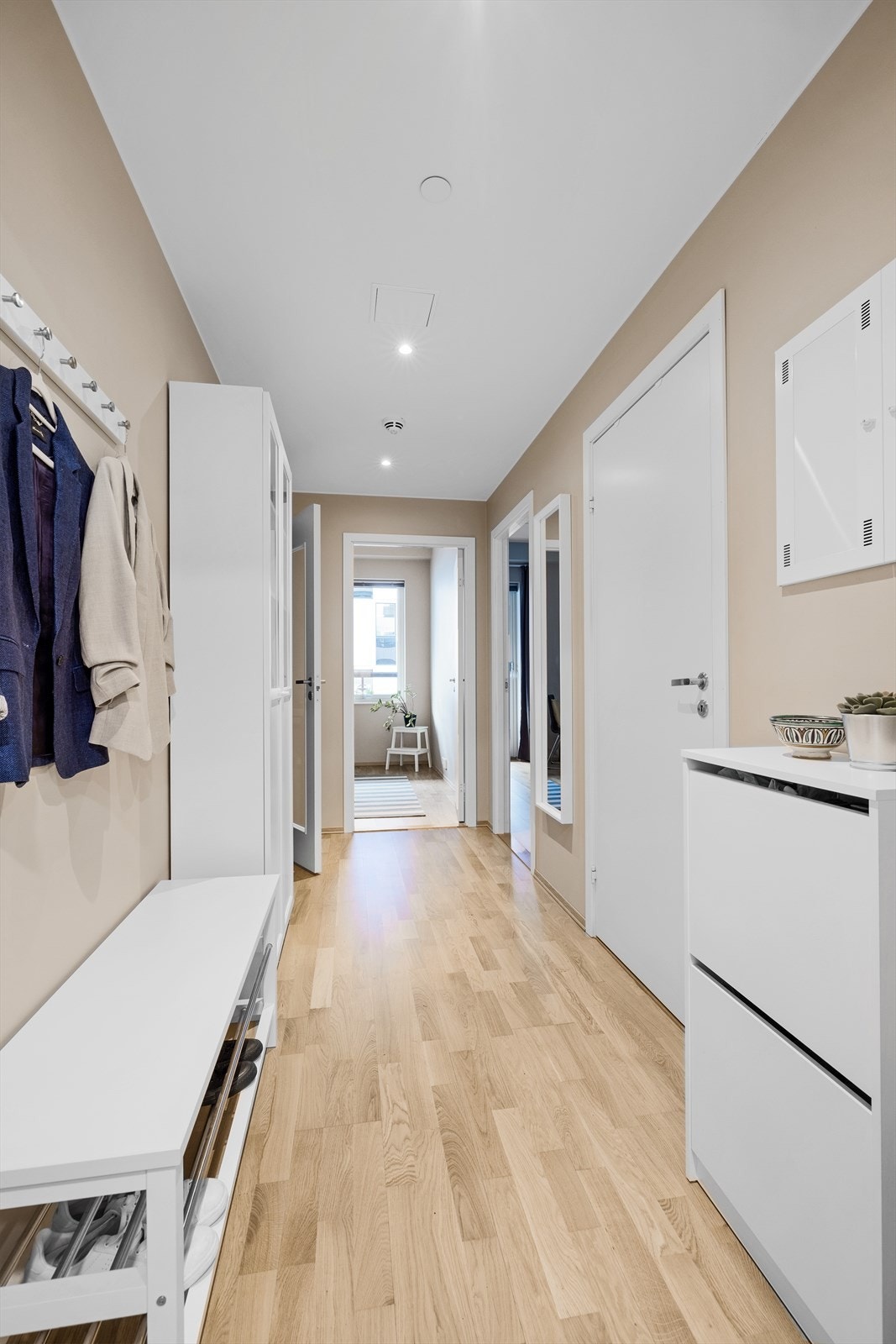 Entré/gang med praktisk oppbevaring langs vegg. Galleribilde