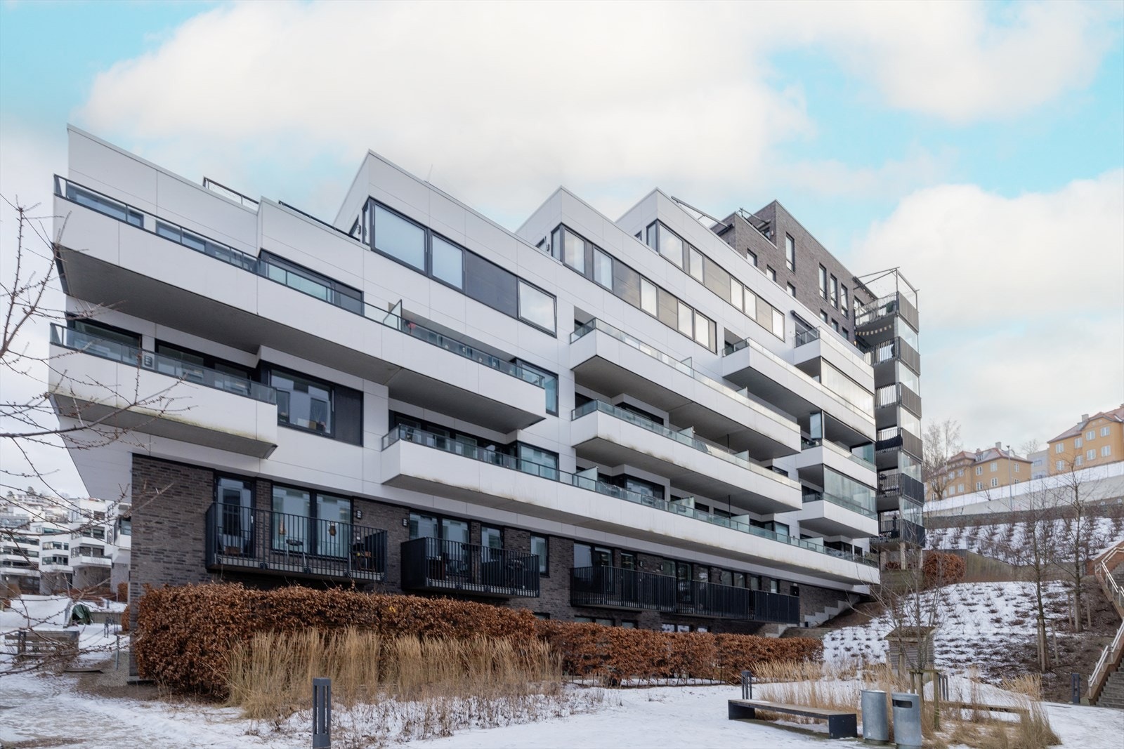 Oversiktsbilde av bygningsmassen og området rundt. Galleribilde