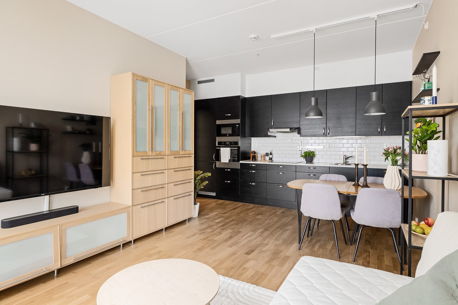 Åpen planløsning som gir en sosial og luftig romfølelse. Galleribilde