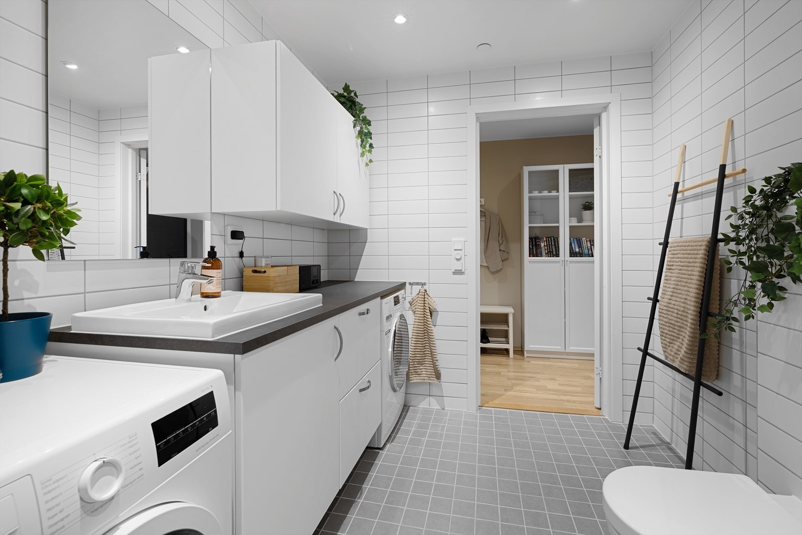 Bad med innredning/servant og opplegg for vaskemaskin. Galleribilde