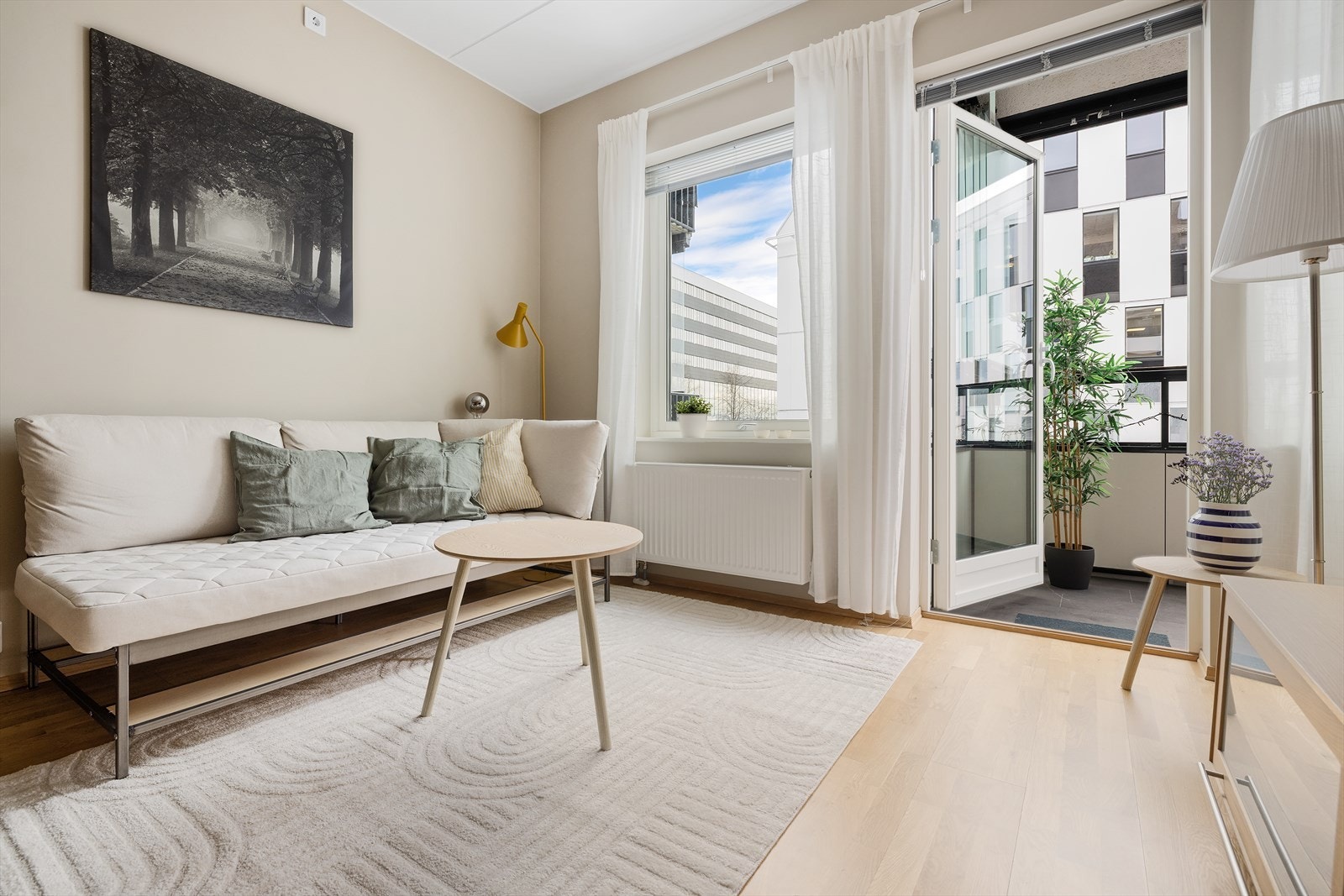 Velkommen til Freserveien 9! Stue med gode møbleringsmuligheter og utgang til balkong. Foto: Stian Frøysang Galleribilde