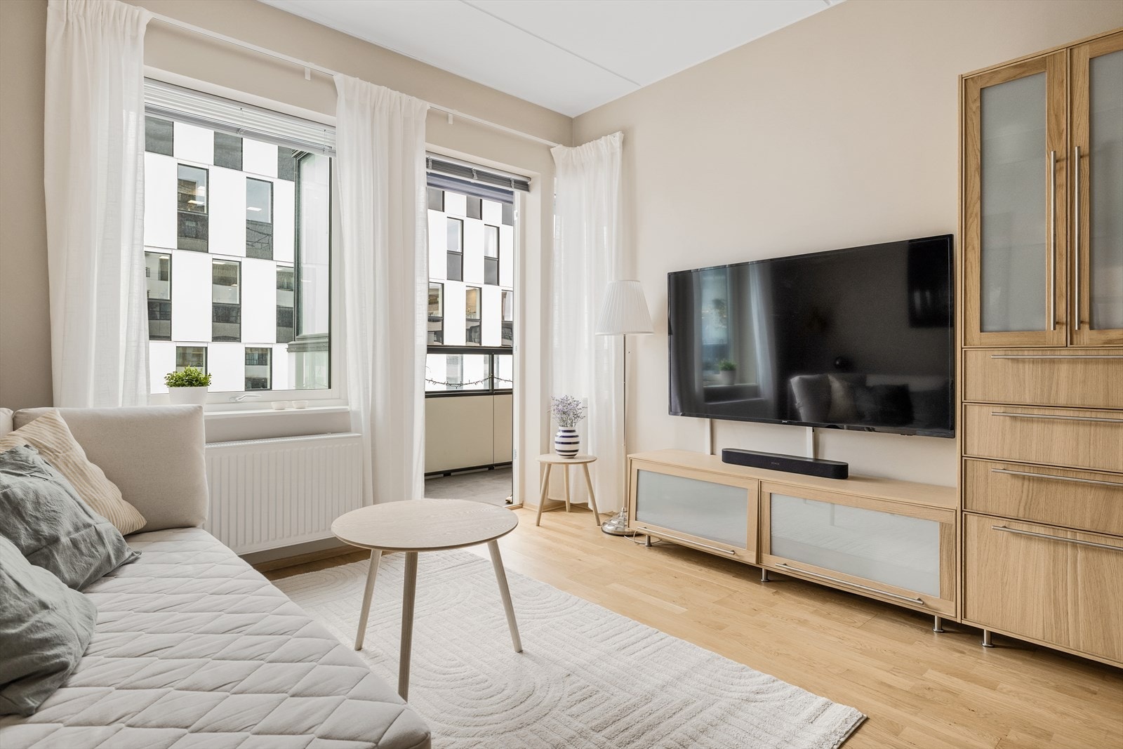 TV-stue med plass til stor sofa. Galleribilde