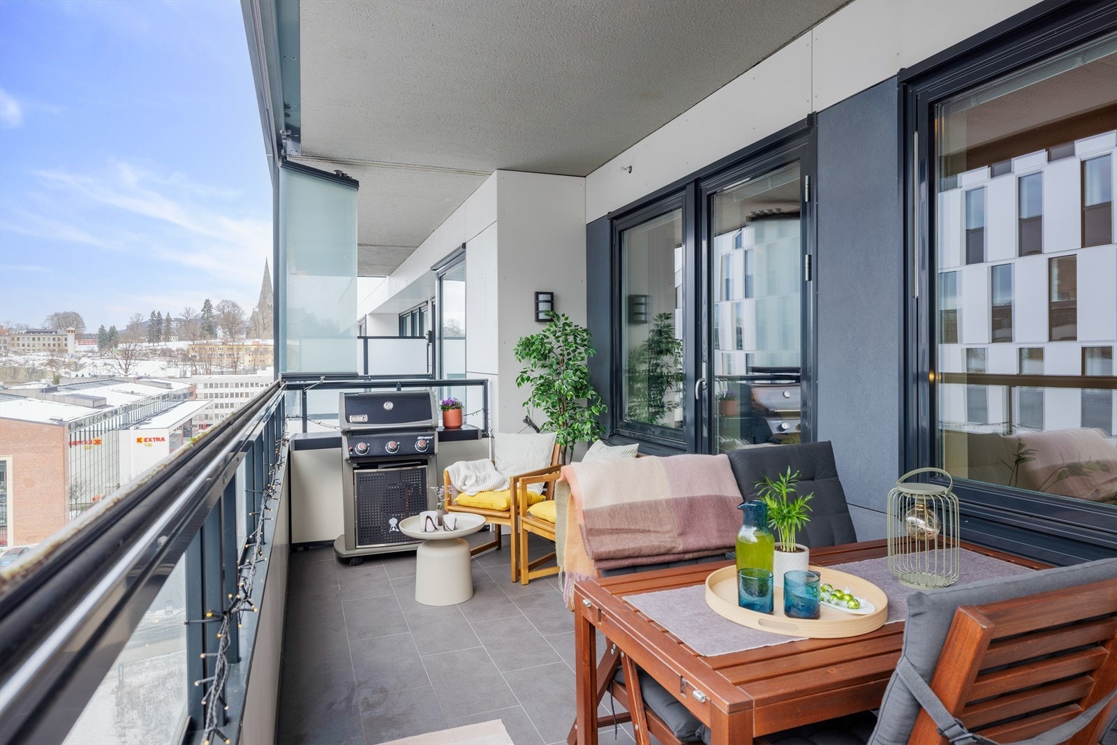 Overbygd balkong med plass til loungemøbler og utsyn mot nabolaget. Galleribilde