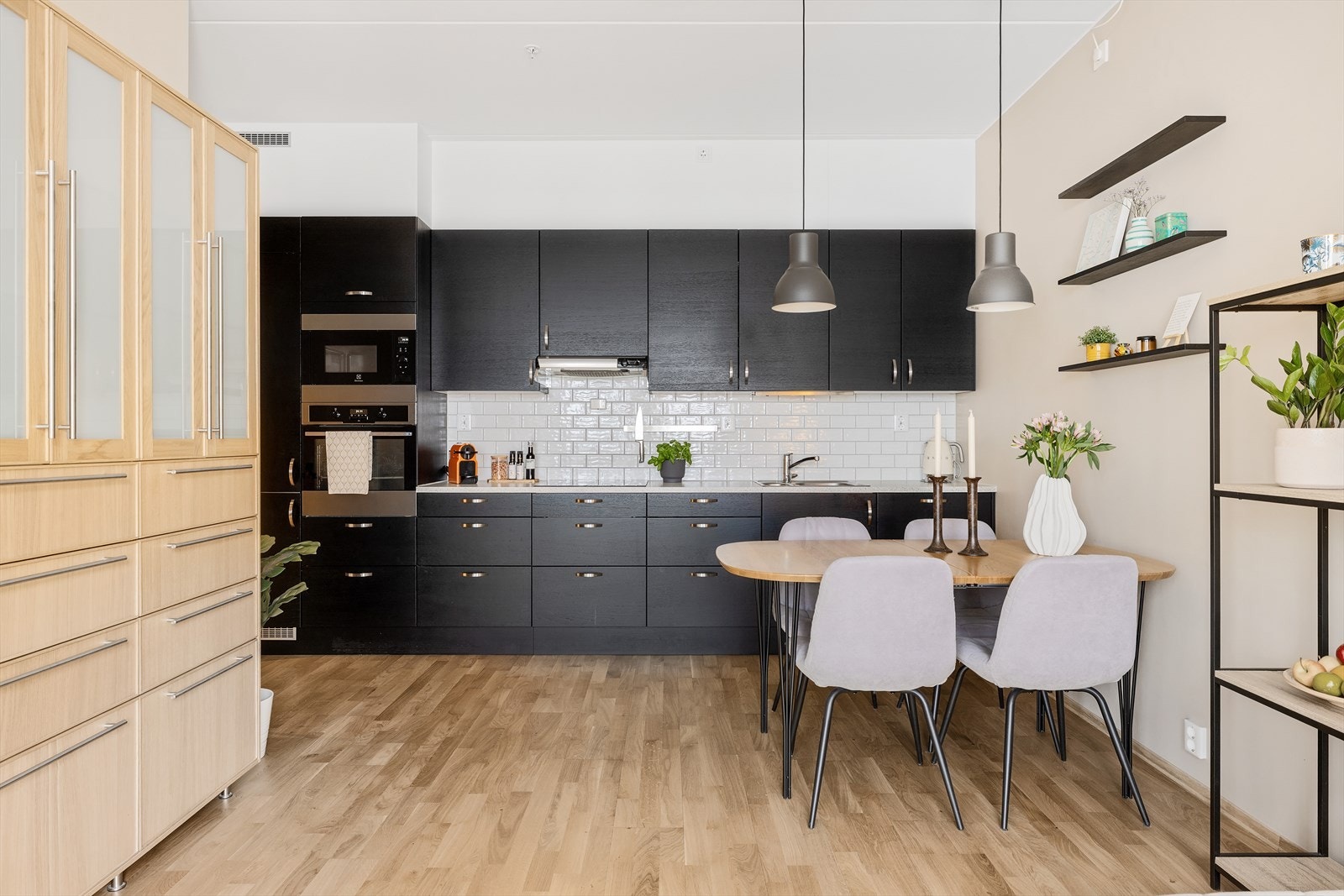 Kjøkken i åpen løsning - godt med skap- og benkeplass. Galleribilde