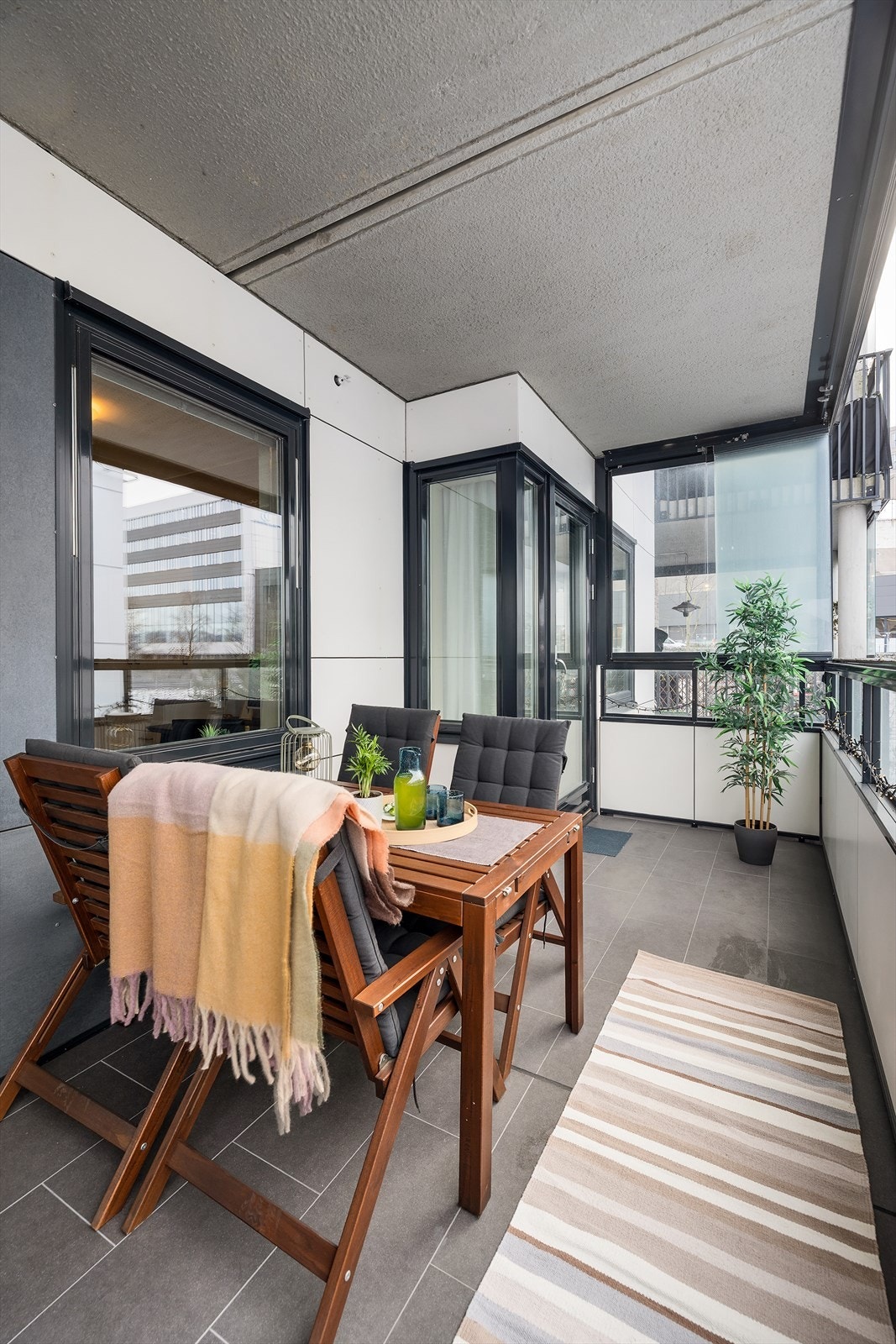 Balkongen har god lengde og rommer spisebord for hyggelige måltider ute. Galleribilde