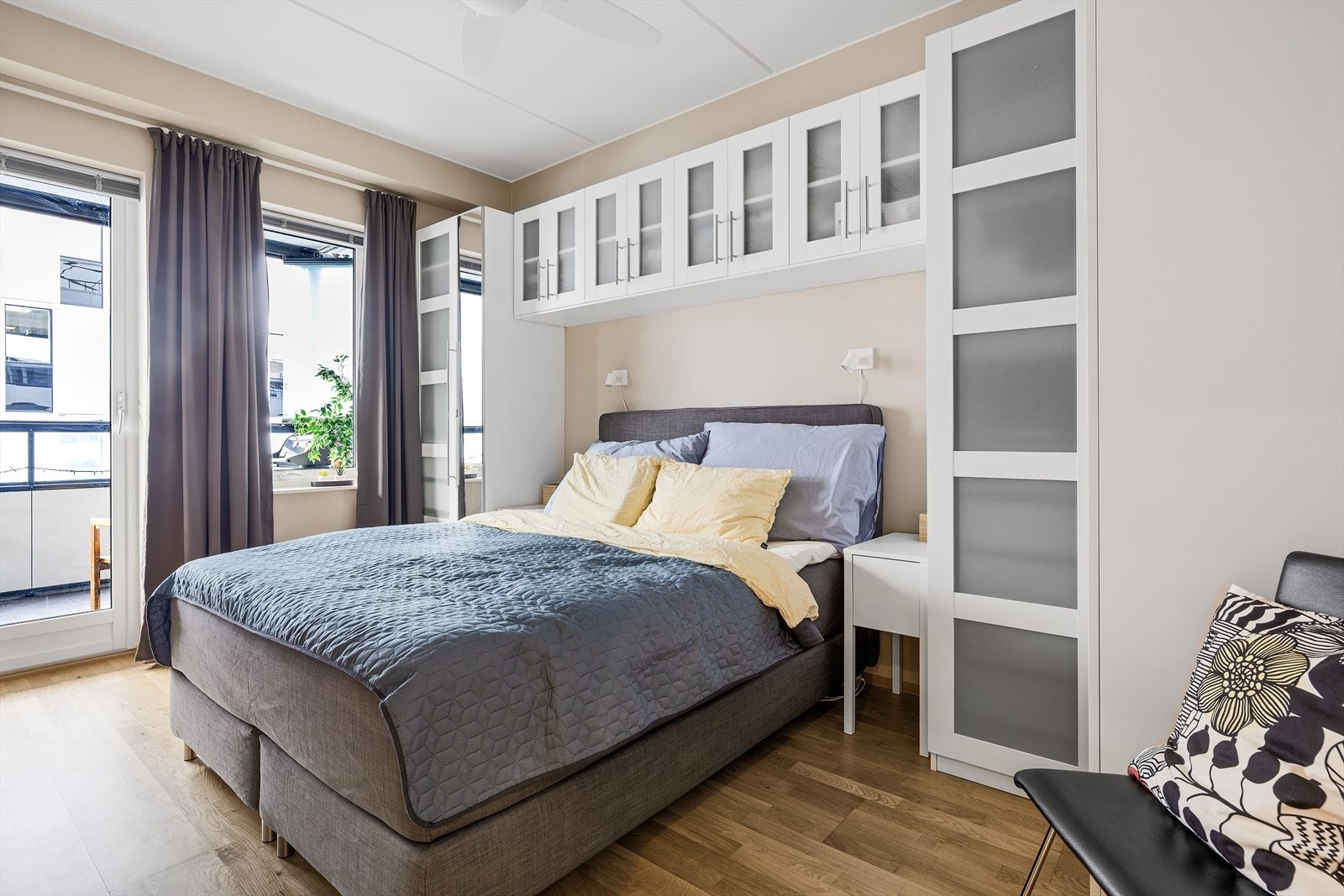 Hovedsoverom med plass til dobbeltseng og utgang til balkong. Galleribilde