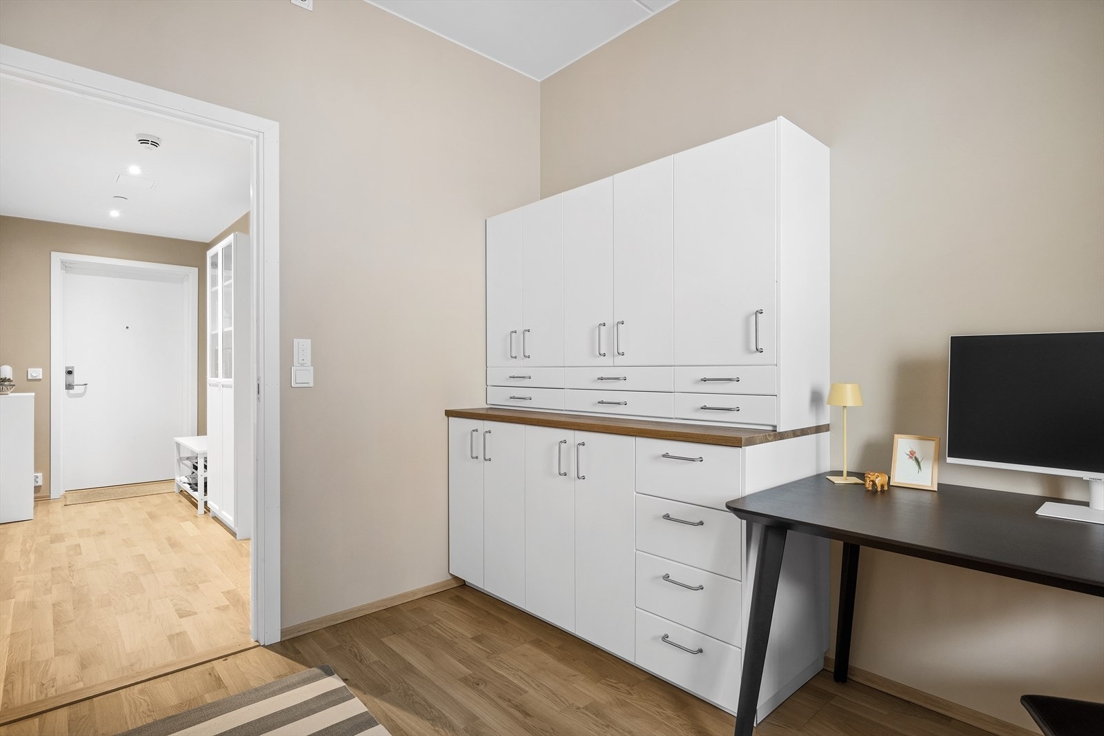 Soverom 2 med rikelig oppbevaring og mulighet for å brukes som kontor Galleribilde