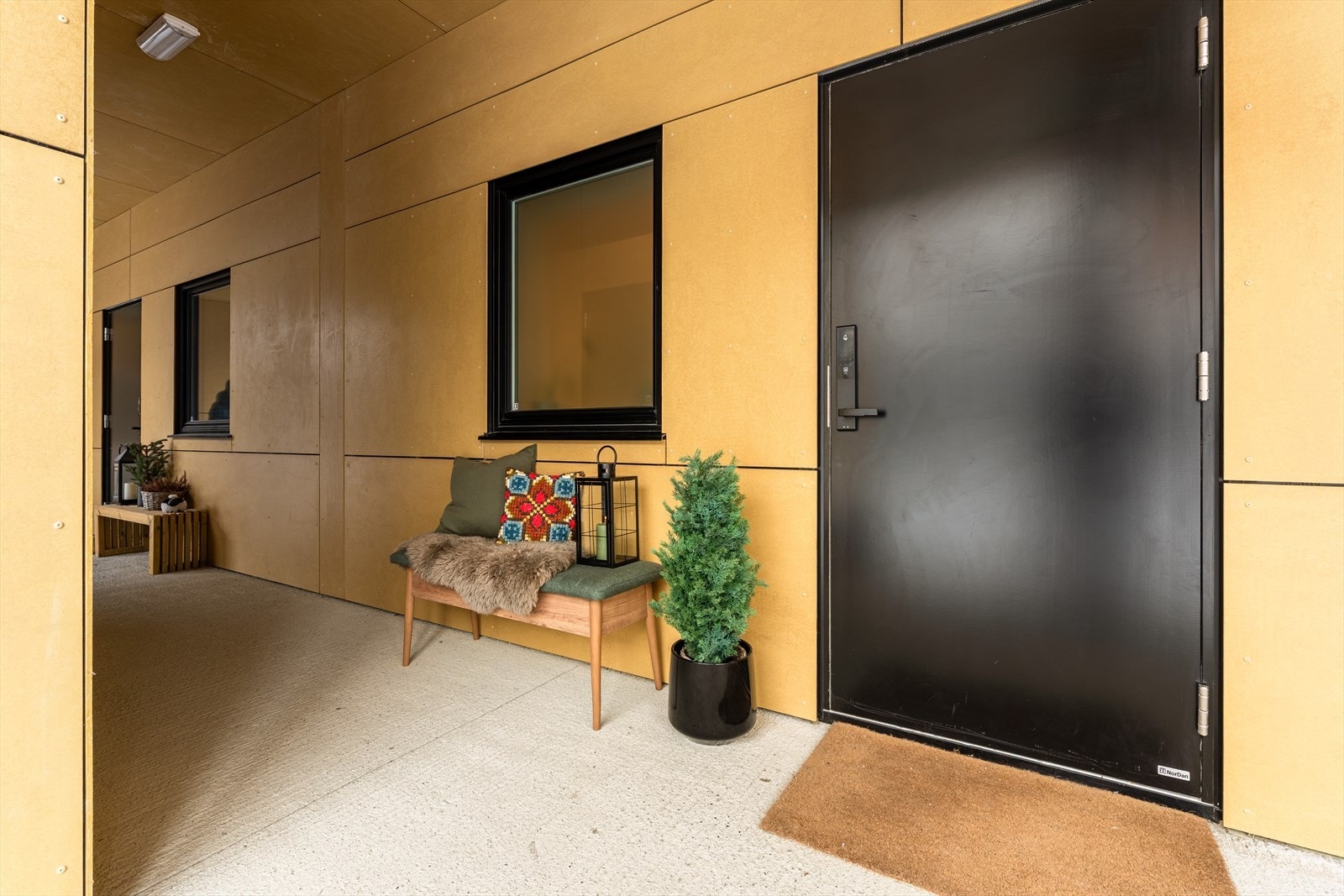 Inngangsparti og ytterdør med elektrisk lås Galleribilde