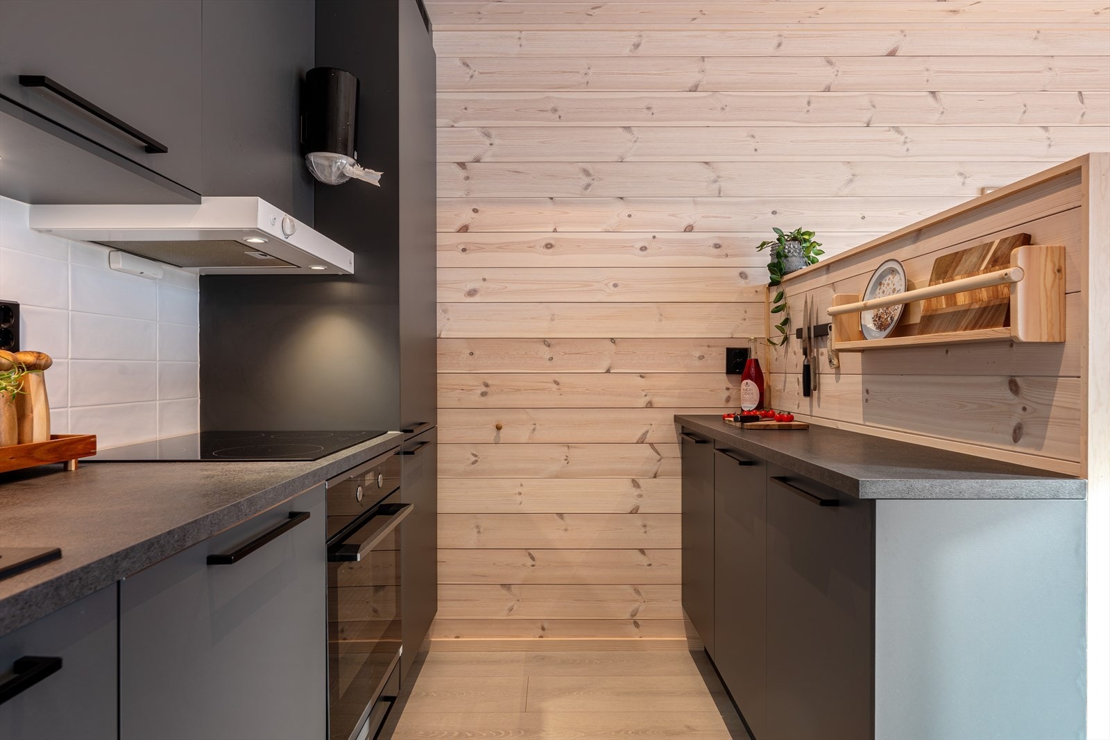 Mørk innredning med integrerte hvitevarer Galleribilde